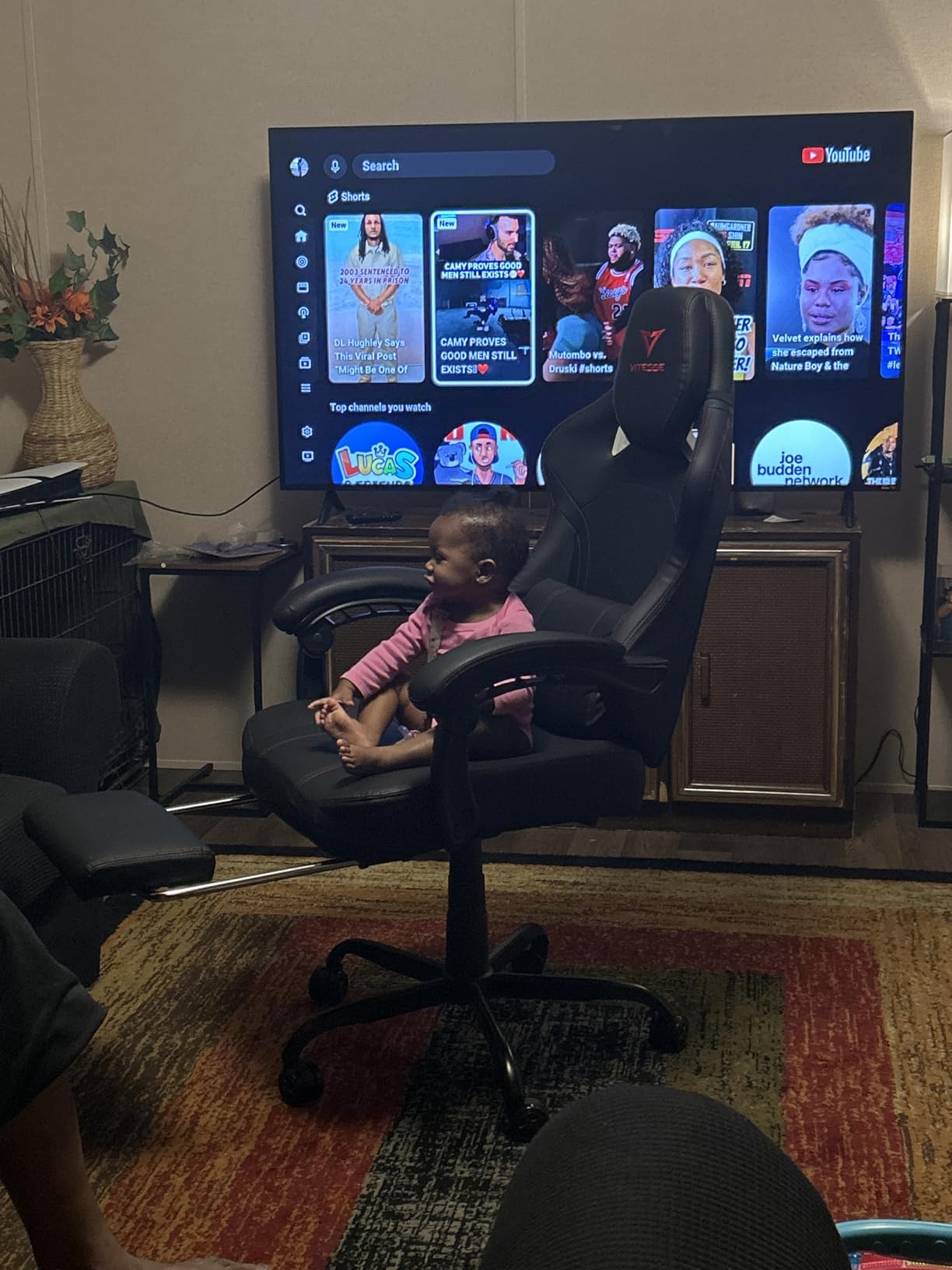 VITESSE Big and Tall Gaming Chair 400lb Weight Capacity with Footrest, Ergonomic Video Game Chair for Adults with Oversized Headrest and Lumbar Pillow, Computer Chair Gaming for Office (Black+Red) customer photo 2