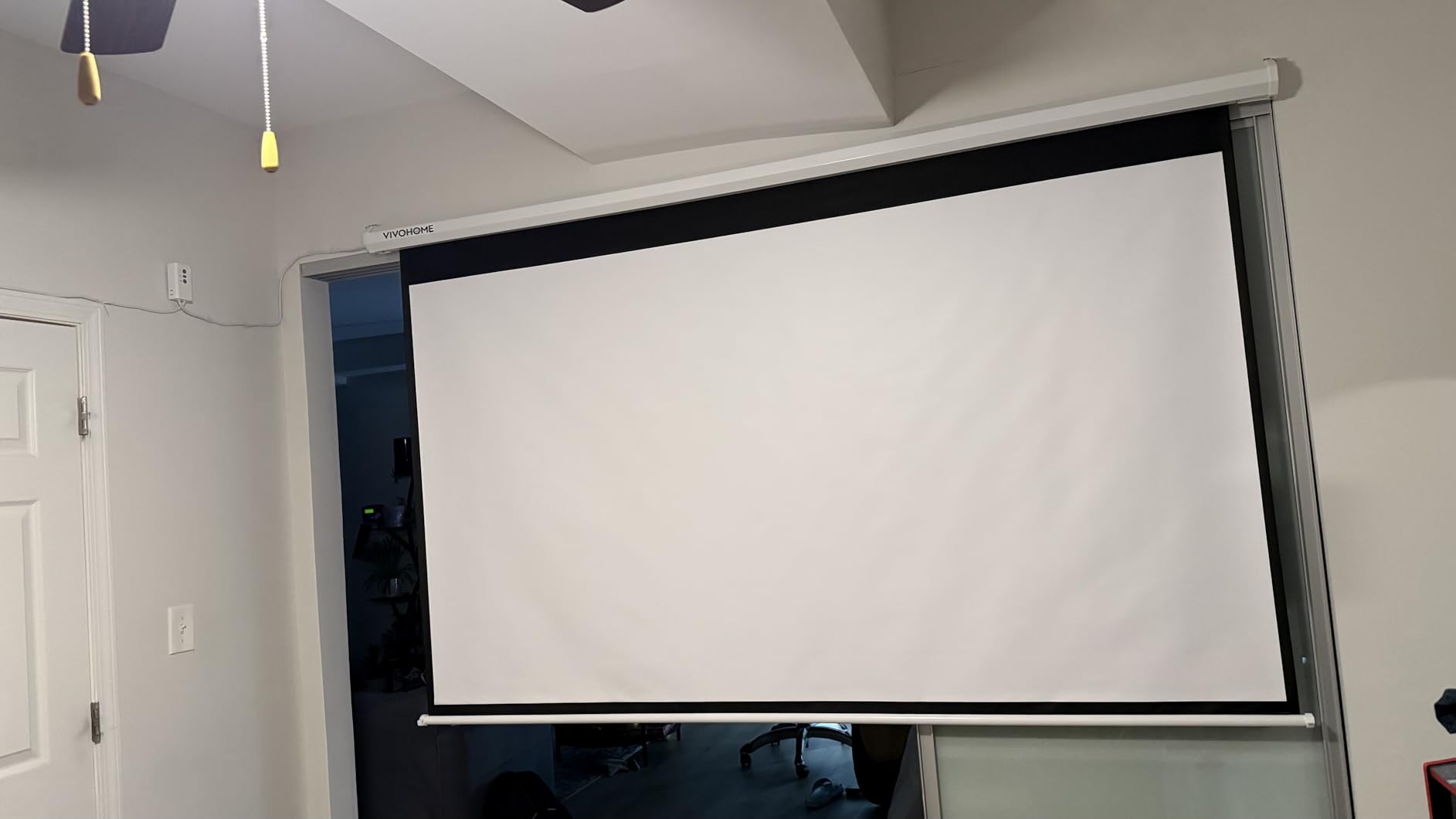VIVOHOME 84 Inch 16:9 Motorized Projector Screen with Remote, Auto Electric Projection Screen, HD 4K Movie Screen for Home Theater, Cinema, Office (73W x 41H Display Area), Black customer photo 2