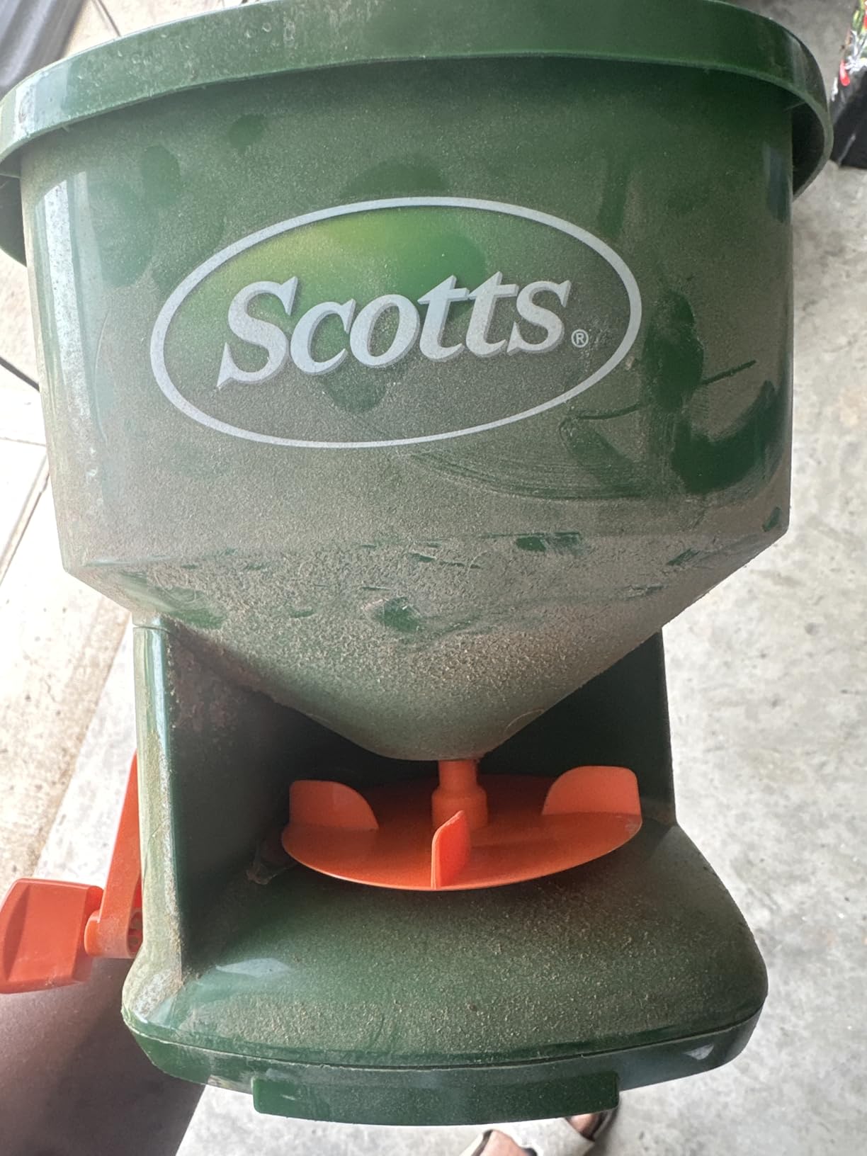 Scotts Whirl Hand-Powered Spreader - for Grass Seed, Lawn Fertilizers, Salt, and Ice Melt, Handheld Spreader Holds up to 1,500 sq. ft. of Product customer photo 2