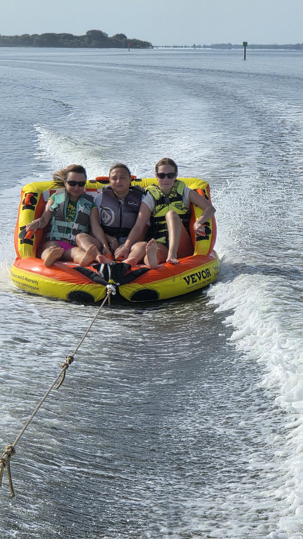 VEVOR Towable Tube for Boating, 1-3 Riders Inflatable Boat Tubes and Towables, 510lbs Water Sport Towable Tube for Boat to Pull - with Full Nylon Cover, 16 Grab Handles, Dual Tow Points & Safety Valve customer photo 1