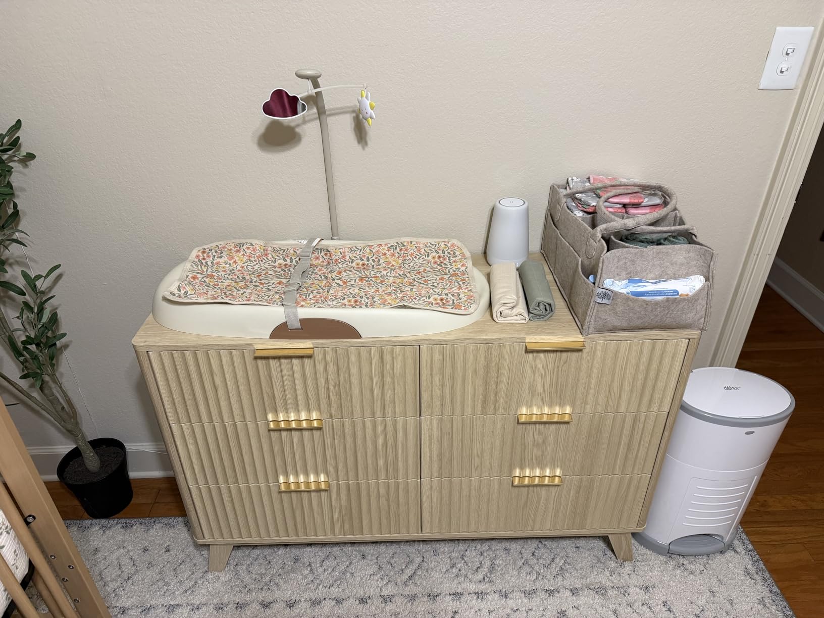 VINGLI Fluted Dresser for Bedroom, 6 Drawer Dresser w/Rounded Edges, Mid Century Modern Dressers Natural Wood Color, 46.8