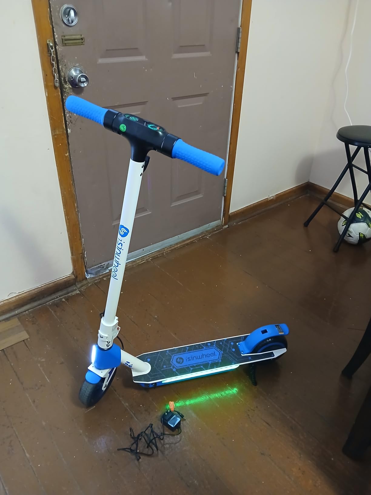 isinwheel Electric Scooter for Kids Ages 6-14, 200W/250W Foldable Kids Electric Scooter with 3 Speeds (5/8/12 Mph), Adjustable Handlebar, Dual Brakes, LED Display customer photo 2
