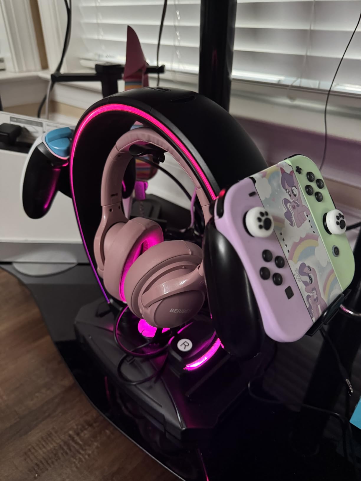KDD RGB Headphone & Controller Stand with 9 Light Modes - Foldable Controller Hanger for Desk - Earphone Stand with Cable Organizer - for Gamers Desktop Accessories customer photo 1