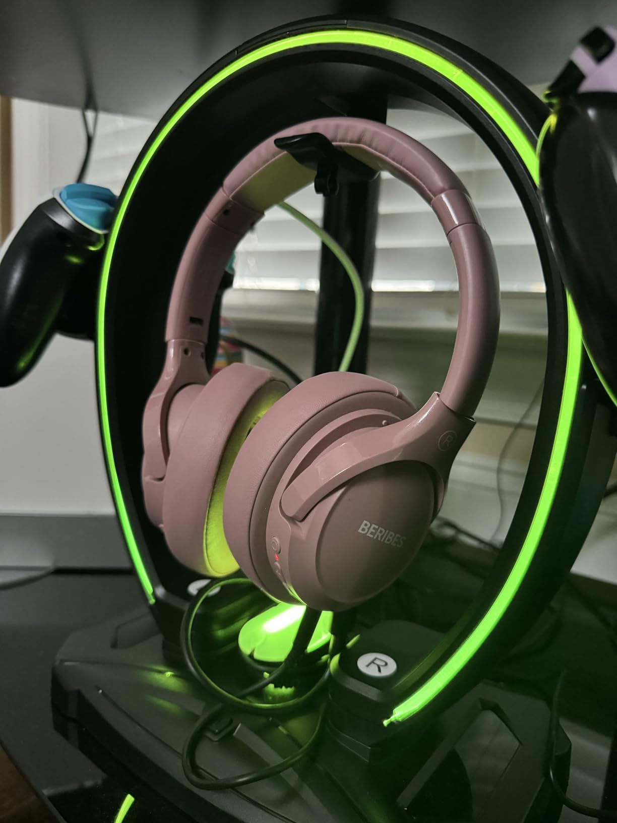 KDD RGB Headphone & Controller Stand with 9 Light Modes - Foldable Controller Hanger for Desk - Earphone Stand with Cable Organizer - for Gamers Desktop Accessories customer photo 2