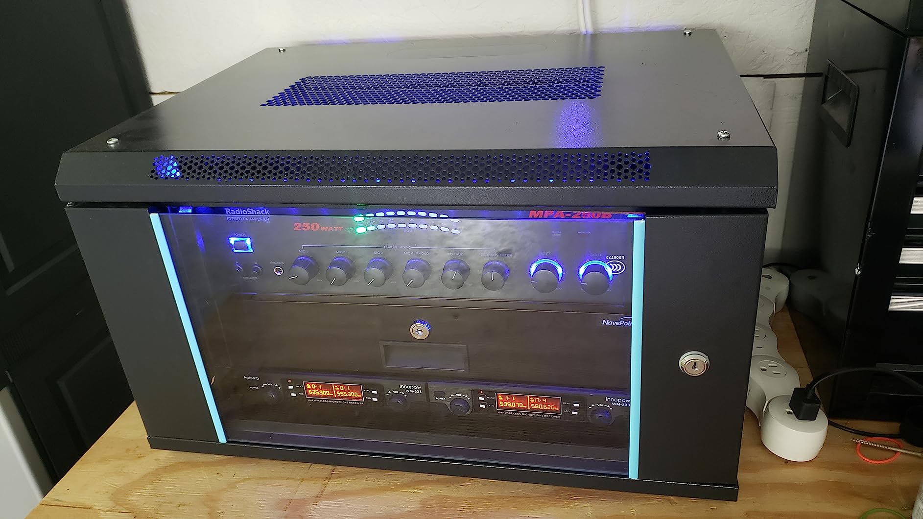 VEVOR 22U Server Rack Cabinet, Network Cabinet Wall Mount, 23.6 in Depth, Network Rack Enclosure with Locking Tempered Glass Door, 4 Casters, Side Panels, for 19'' IT Equipment, A/V Devices customer photo 2