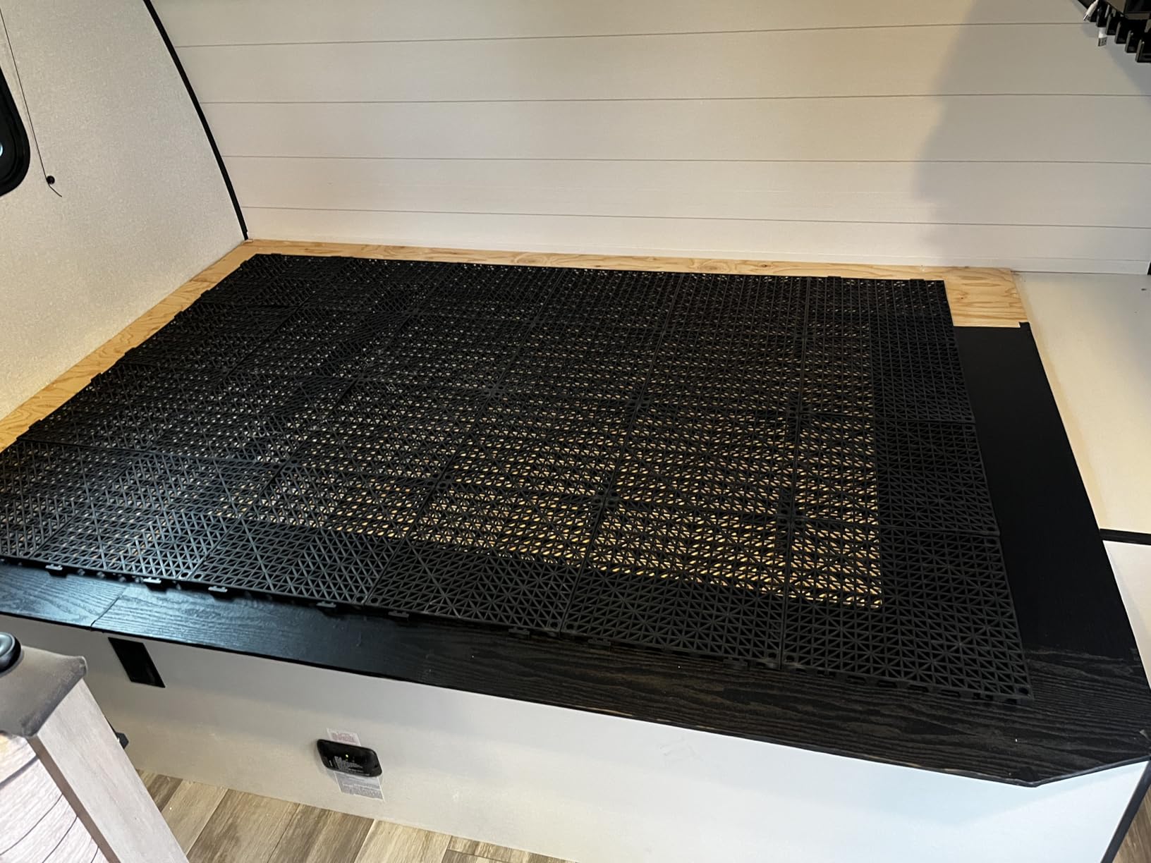 12PCS Drainage Interlocking Floor Tiles 11.8