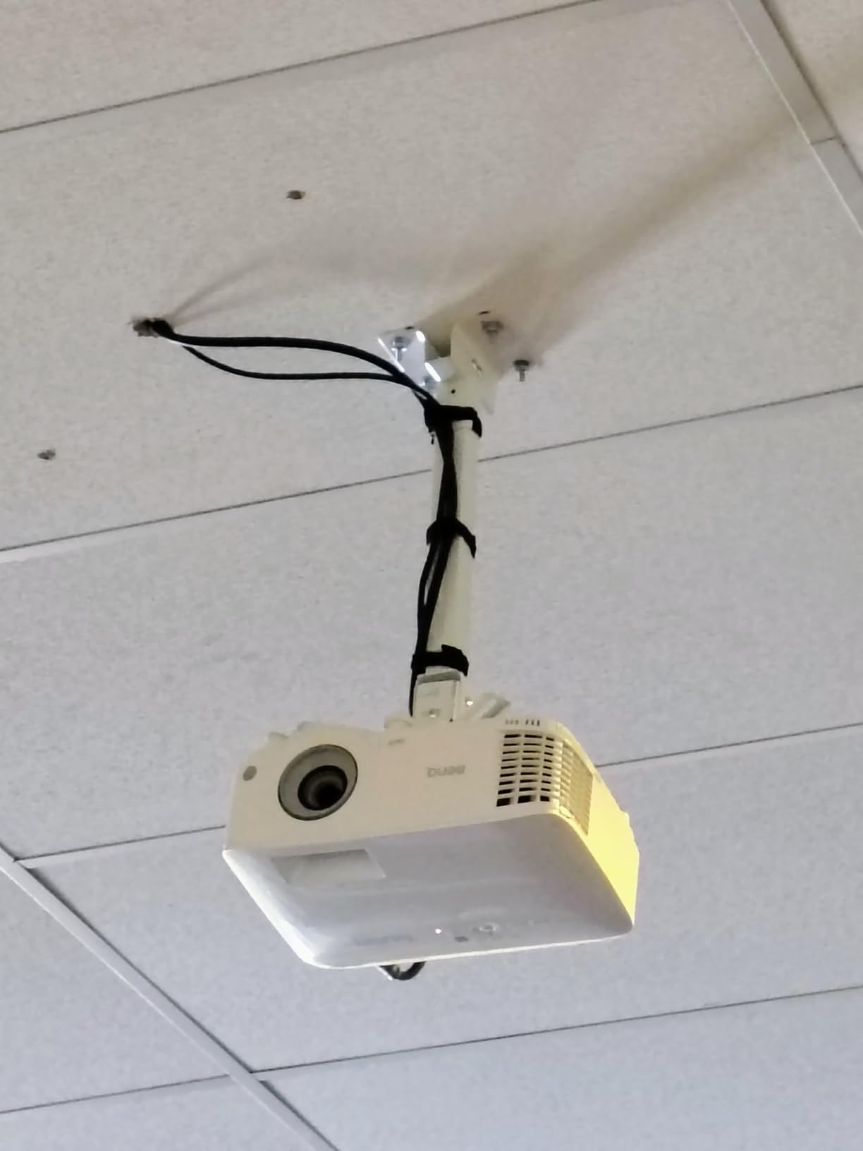 Projector Mount Ceiling/Wall - Universal 3-in-1 Bracket with Extension Pole and Cable Ties customer photo 2