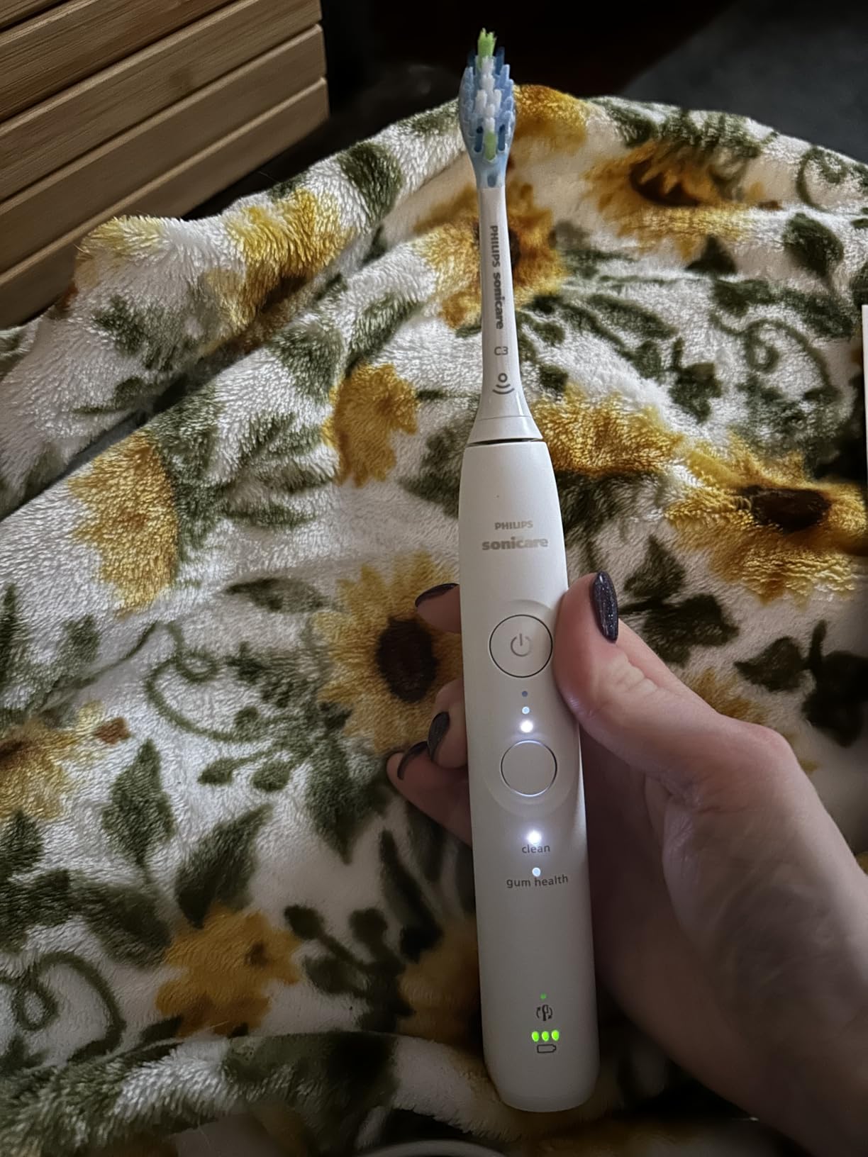 Philips Sonicare 5900 Series Electric Toothbrush, Pressure Sensor, 6 Brushing Settings, SmarTimer, BrushPacer, 21-Day Runtime, Gentle Professional-Clean Feel, for Sensitive Gums, Black, HX7131/02 customer photo 1