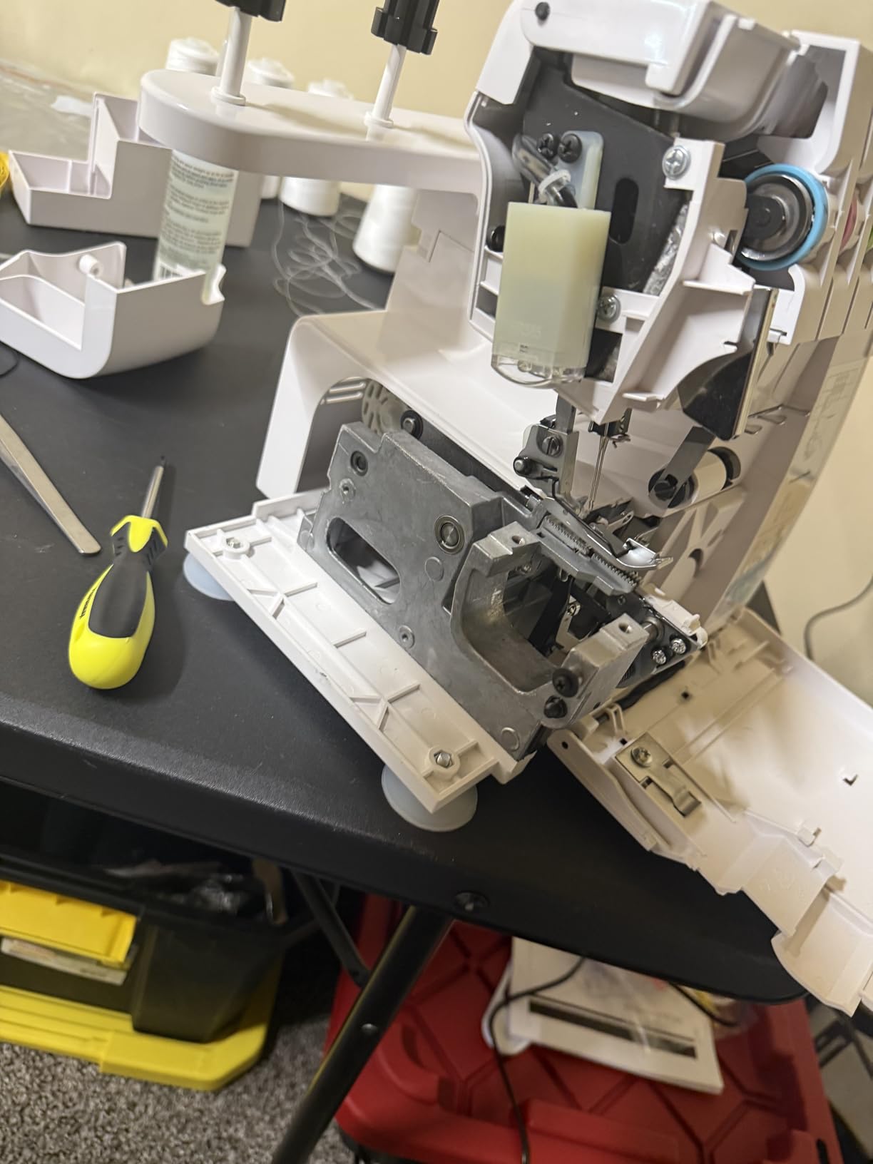 VEVOR Serger Overlock Sewing Machine, 1250 Stitches Per Minute, 2-3-5 Thread Capability, with LED Light and Strong Suction Feet, Heavy-Duty Metal Frame Sewing Machine for Various Fabrics, White customer photo 2