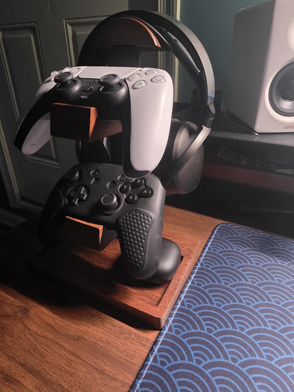 Headset Stand with Controller Holder, 3-in-1 Solid Walnut Wood Gaming Desk Organizer, Compatible with Controllers, Display Mount for AirPods Max, Bose, Sennheiser, Gift for Gamers customer photo 1