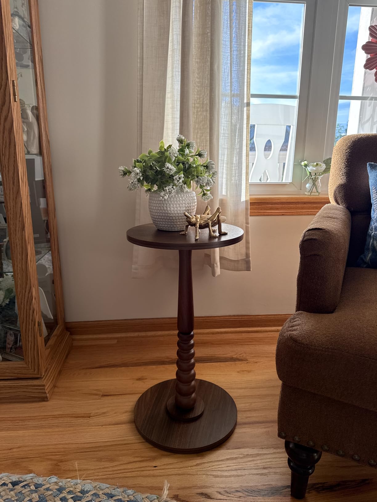 VASAGLE MARIEL Collection - Round Side Table, Small Drink End Table for Small Spaces, Accent Nightstand, Solid Wood Leg, Mid-Century Modern, for Living Room Bedroom, Chestnut Walnut ULET293KX01S customer photo 1
