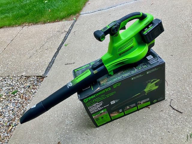 Greenworks 48V (24V x 2) 3-in-1 Brushless Blower Vacuum Mulcher (520 CFM / 240 MPH), Powerful for Yard, Lawn, Patio and Driveway Cleanup, Includes (2) 6.0Ah Batteries and 100W Fast Charger customer photo 1