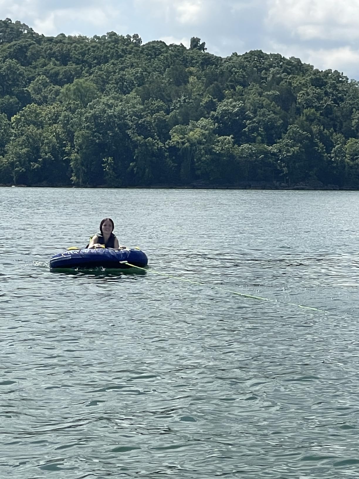 VEVOR Towable Tubes for Boating, 1-4 Riders Inflatable Boat Tubes & Towables, 340-680 lbs Capacity, Multiple Sizes with Full Nylon Cover, Padded/EVA Handles, Fins & Safety Valve (Multi-Option) customer photo 1