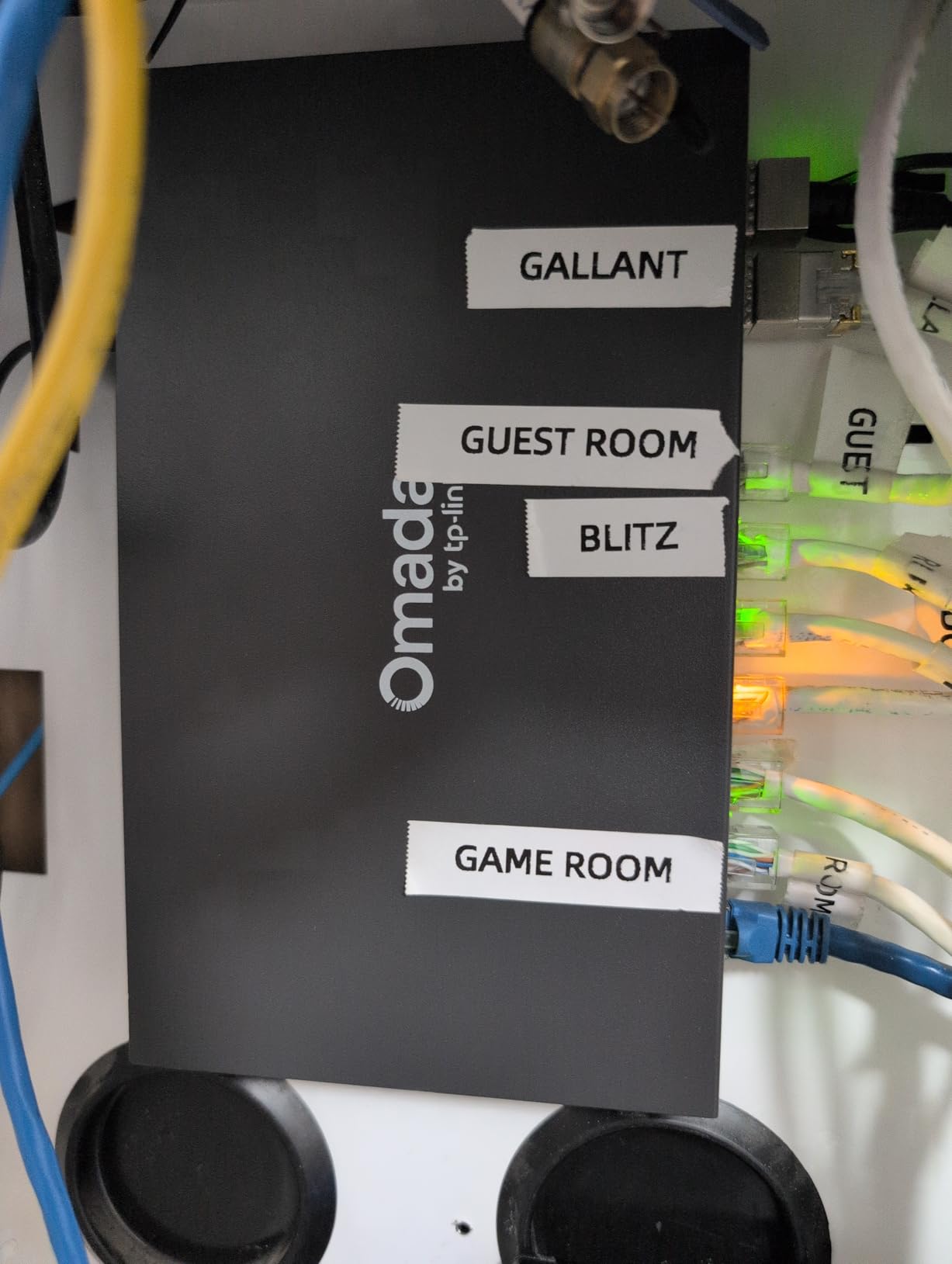 TP-Link Omada 5 Port 2.5G Switch, Easy Managed, VLAN, Auto Loop Prevention, IGMP Snooping, Fanless, Managed by Omada, Durable Metal w/ Shielded Ports (ES206X-M2) customer photo 1