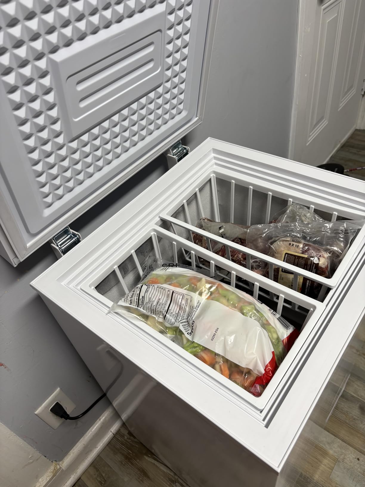 Large Chest Freezer, 10 Cu.Ft Commercial Deep Freezer with 8 Level Adjustable Temperature(-11.2°F to 10.4°F), Energy Saving Freezer with Removable Basket, Universal Wheels, White customer photo 1