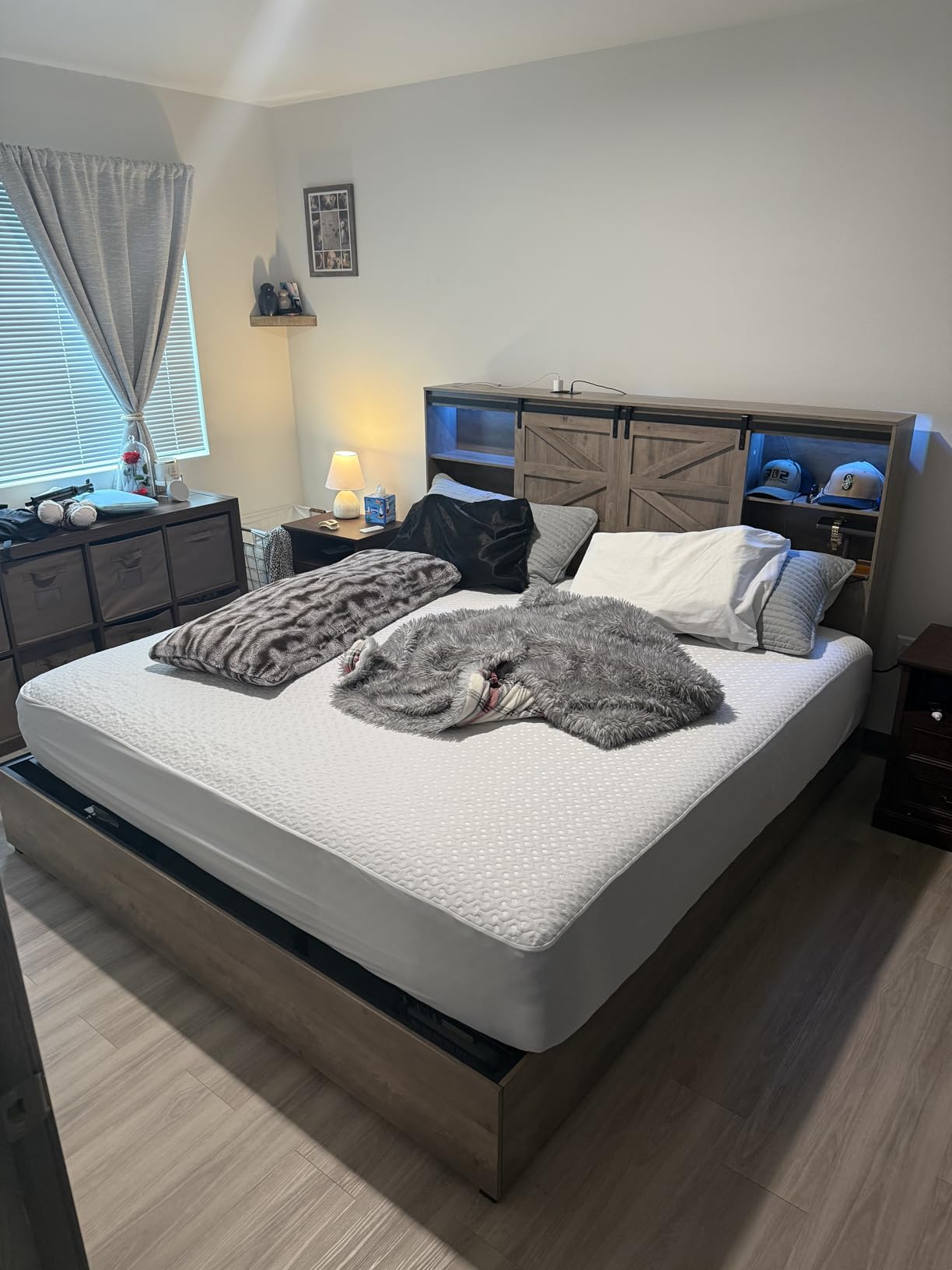 YITAHOME Farmhouse King Size Bed with 50