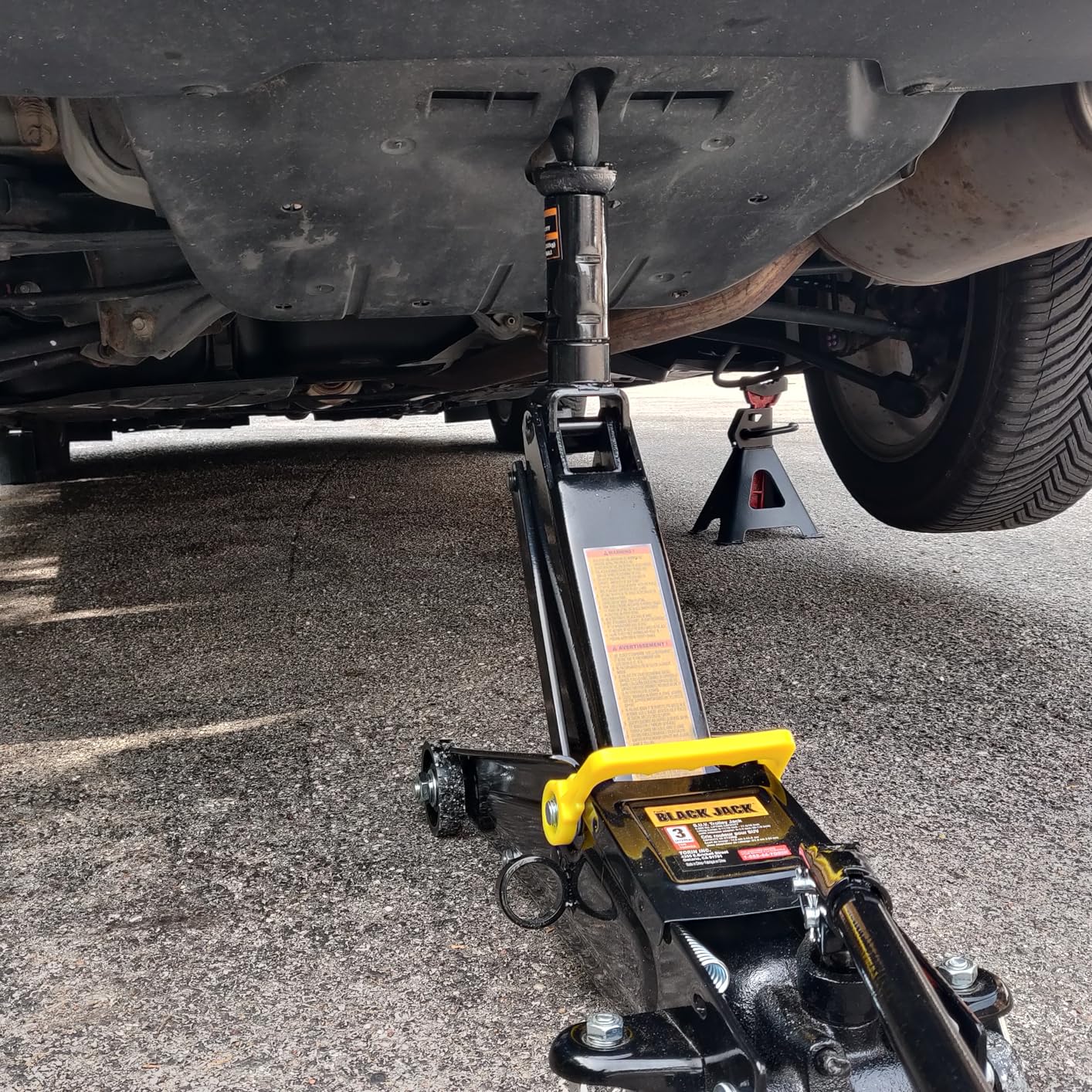 Torin T83006W Blackjack Hydraulic Trolley Service/Floor Jack (Fits: SUVs and Extended Height Trucks): 3 Ton (6,000 lb) Capacity, Black customer photo 1