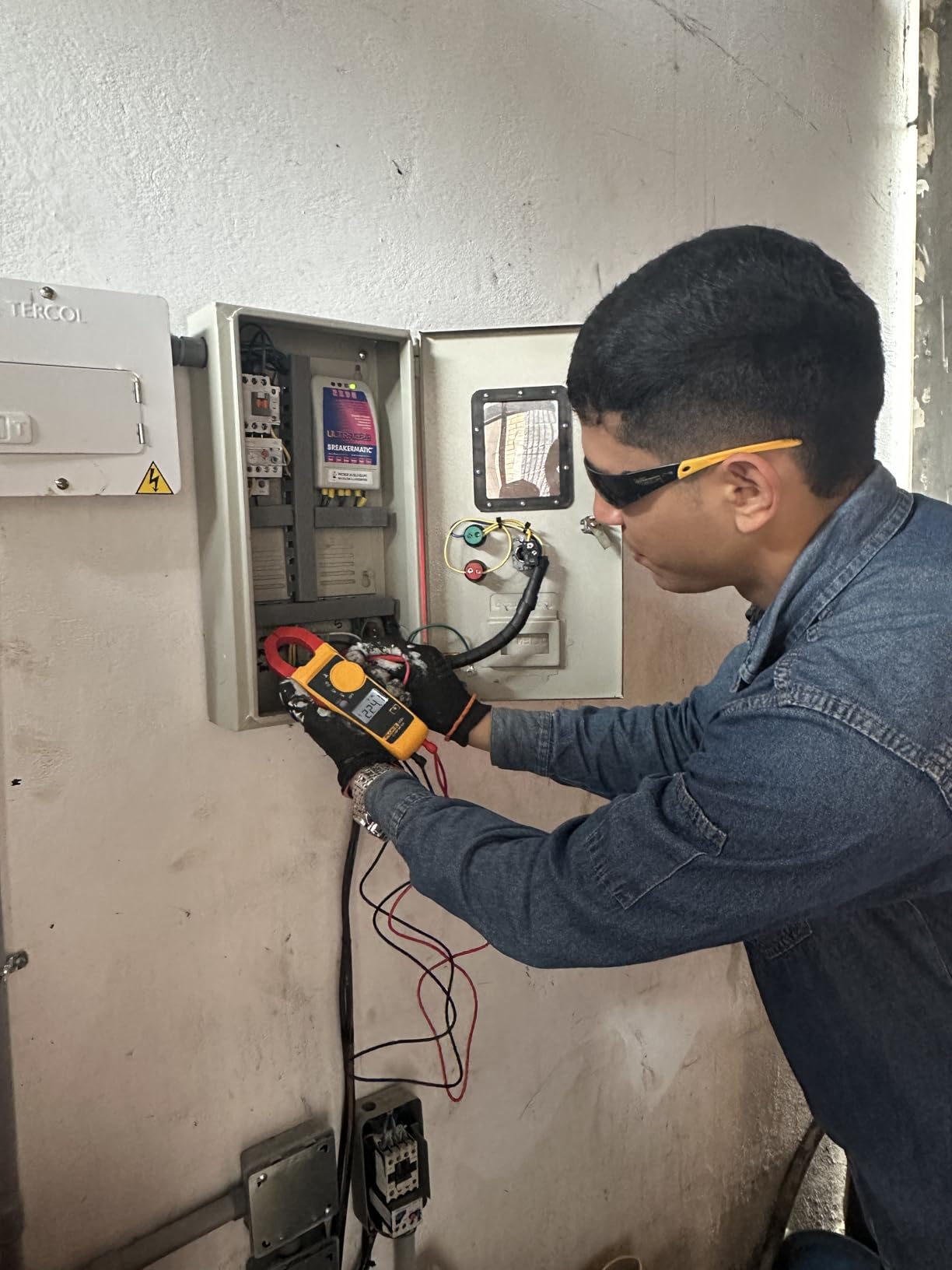 Fluke 302+ Digital Clamp Meter, 30mm Jaw, Measures AC Current to 400A, Measures AC/DC Voltage to 600V customer photo 1