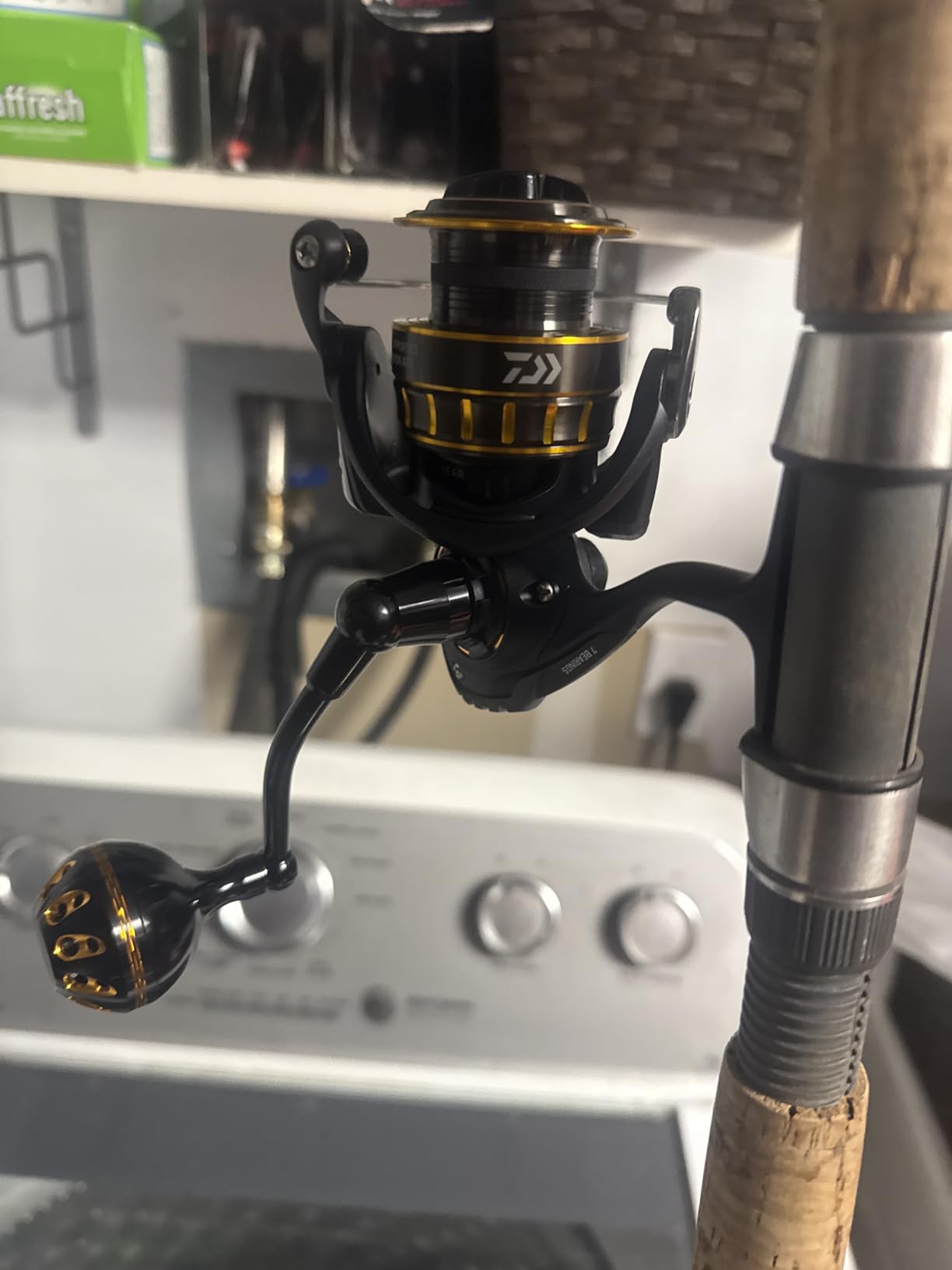 Daiwa BG2500 BG Saltwater Spinning Reel, 5.6:1 Gear Ratio, 6+1 Bearings, 13.20 lb Max Drag, Black/Gold customer photo 2