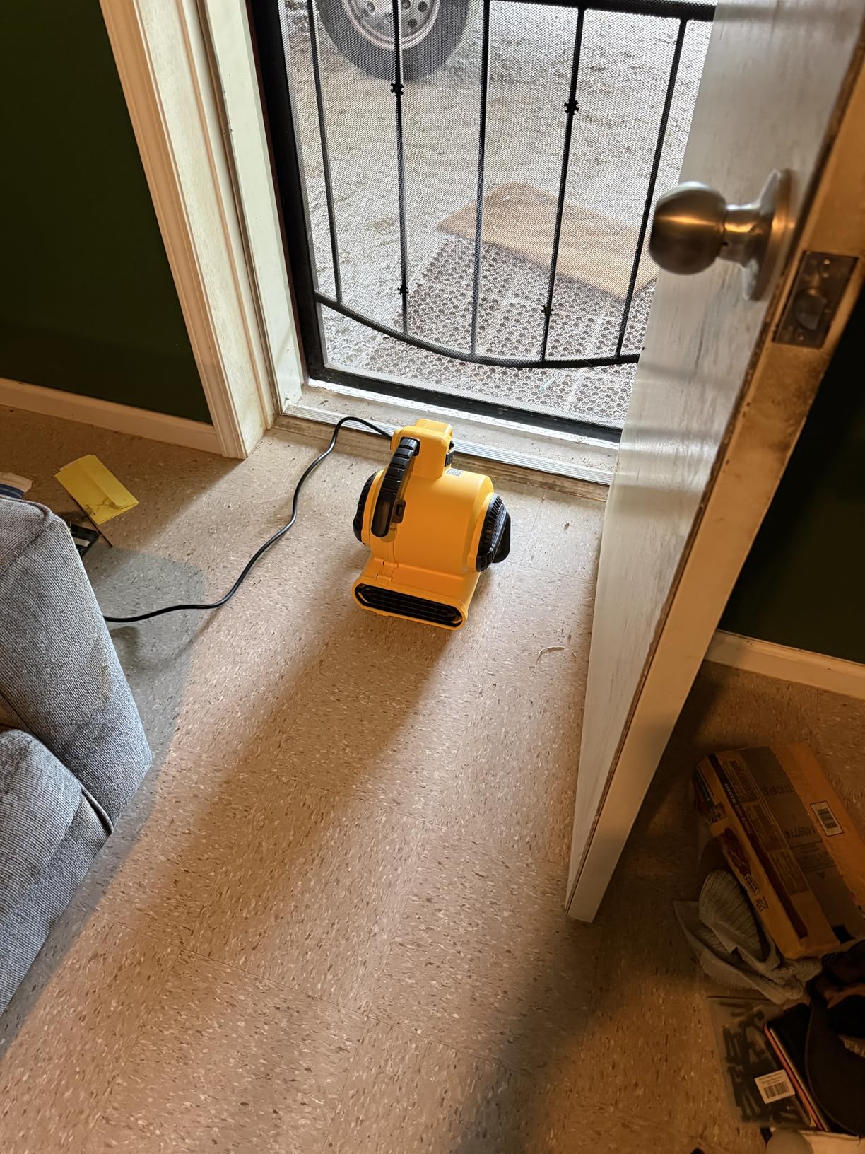 DEWALT Portable Air Mover, 276W 3 Speed Floor Fan, Utility Blower Fan, 1/5 HP 600 CFM Floor Dryer (DXAM-2260) customer photo 1