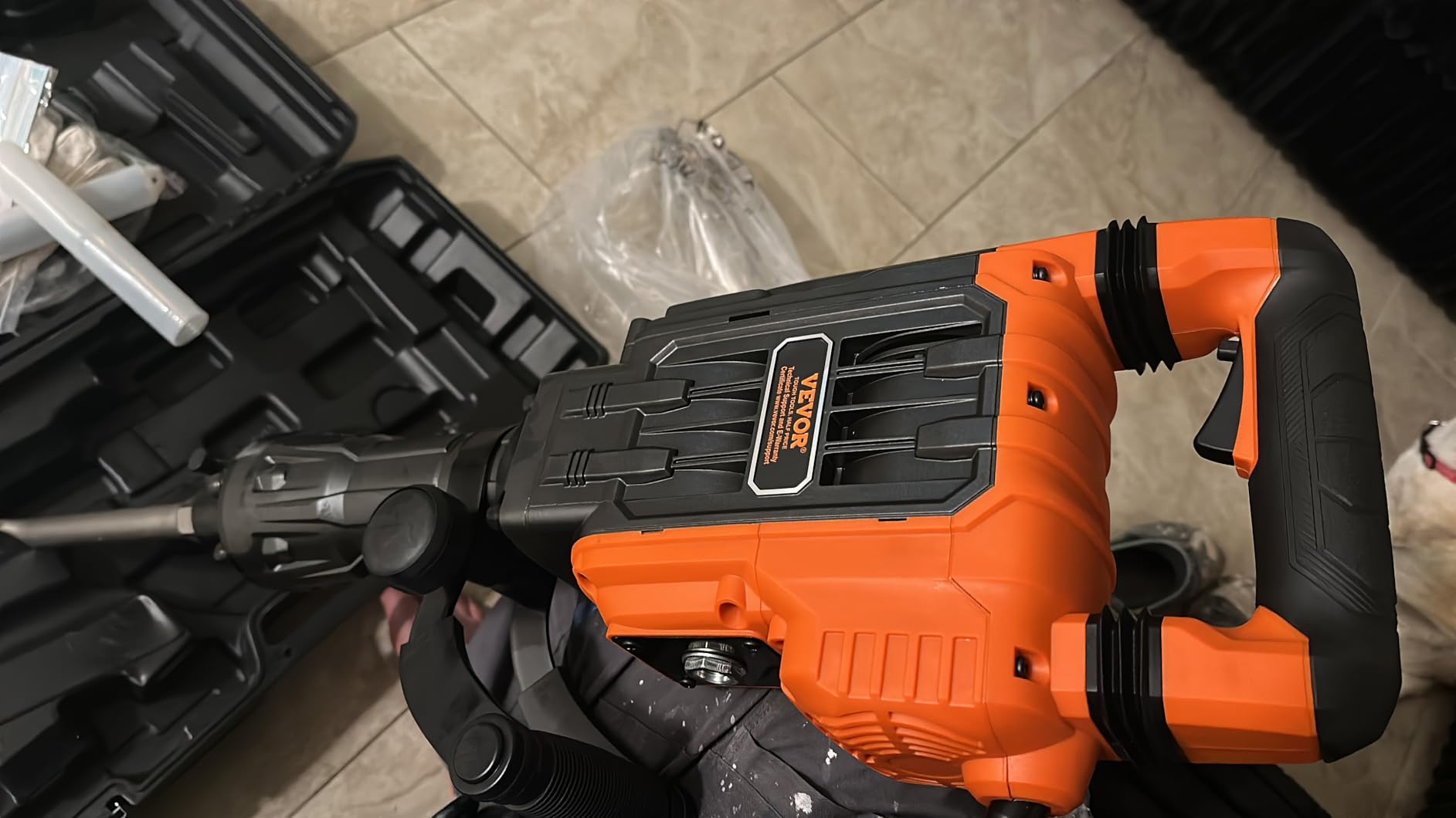 VEVOR Demolition Jack Hammer, 3500W Jack Hammer Concrete Breaker 1900 BPM Heavy Duty Electric Jack Hammer, 2pcs Chisel w/Gloves & 360°C Swiveling Front Handle for Trenching and Breaking Holes customer photo 2
