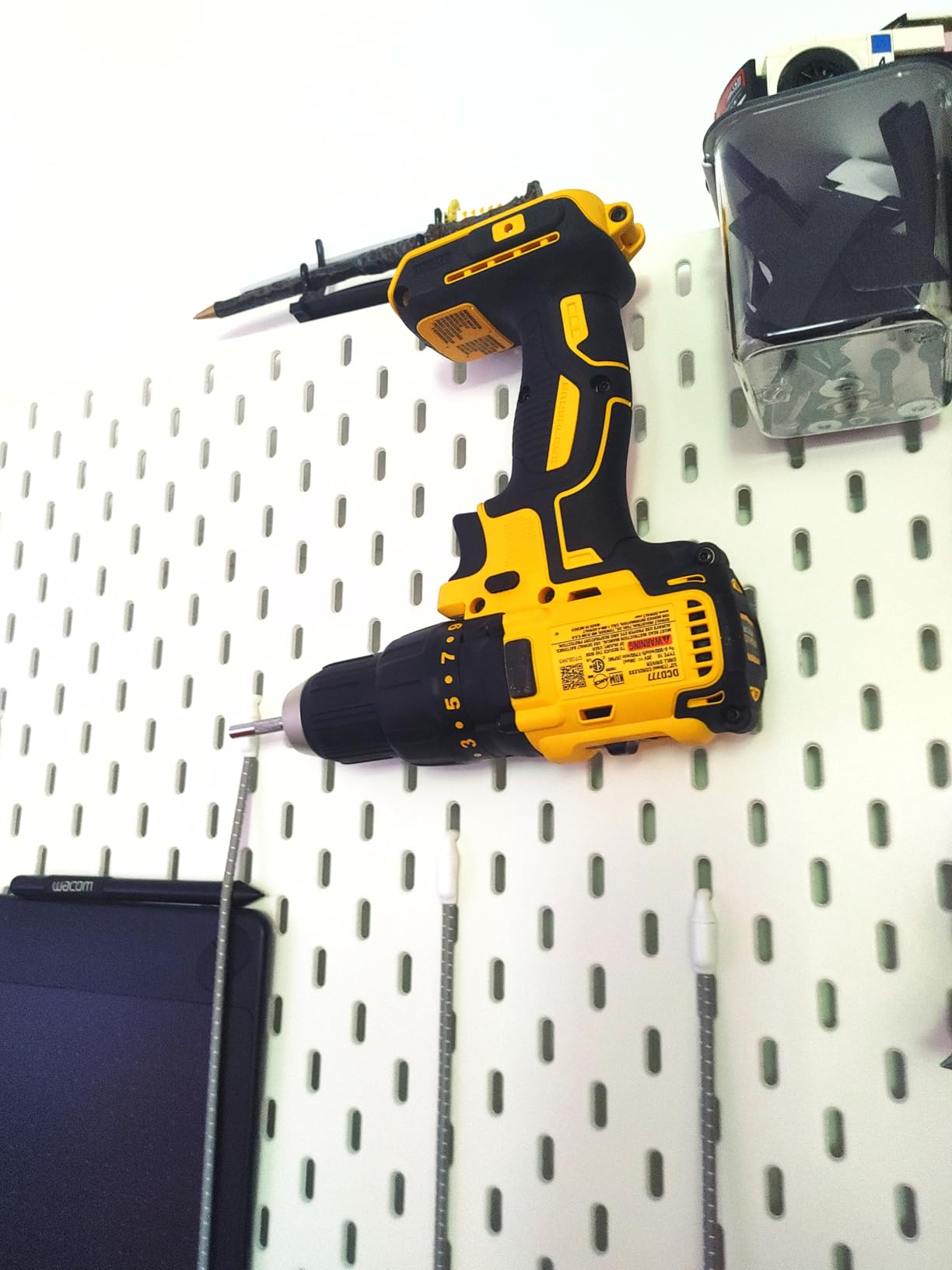 DEWALT 20V MAX Cordless Drill Driver Set, Electric Drill, Brushless 1/2 In 2 Speed, 2.0 Ah Battery and Charger Included, LED Light (DCD777D1) customer photo 1