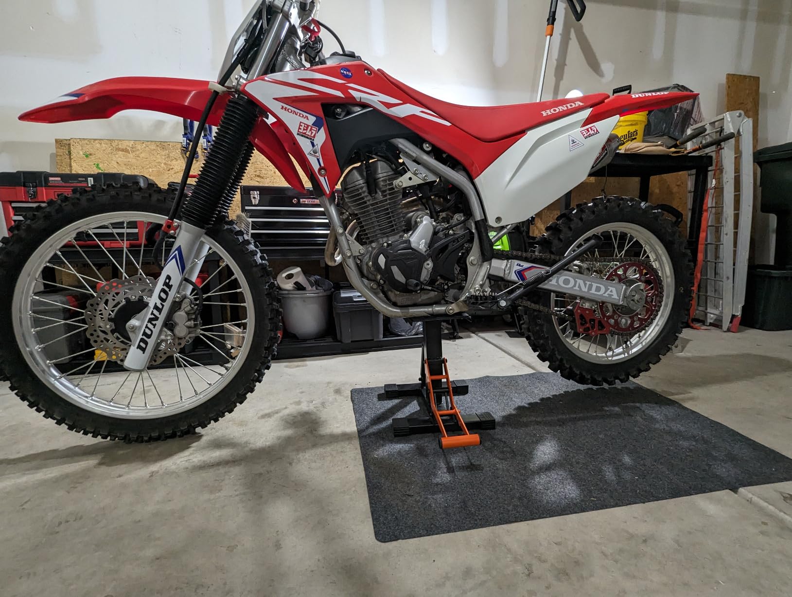 VEVOR Dirt Bike Lift Stand, Motorcycle Jack Lift Stand 440 lbs Capacity and Hydraulic Lift Operation, Adjustable Height Hoist Table, for Dirt Pit Bike Repair, Maintenance, Dirt Bike Accessories customer photo 1