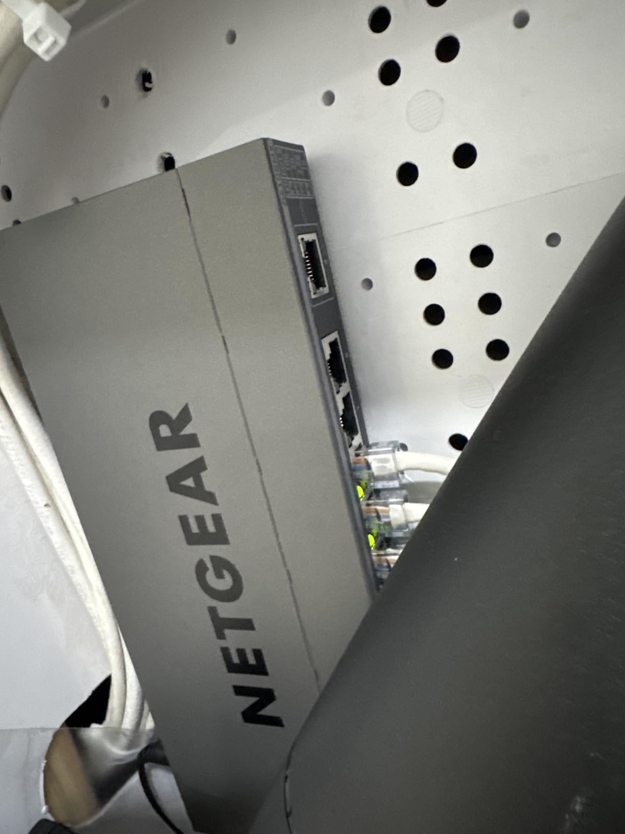NETGEAR 8-Port 1G/10G Multi-Gigabit Ethernet Unmanaged Switch (GS108MX) - 1 x 10G/Multi-gig RJ-45 Uplink customer photo 1