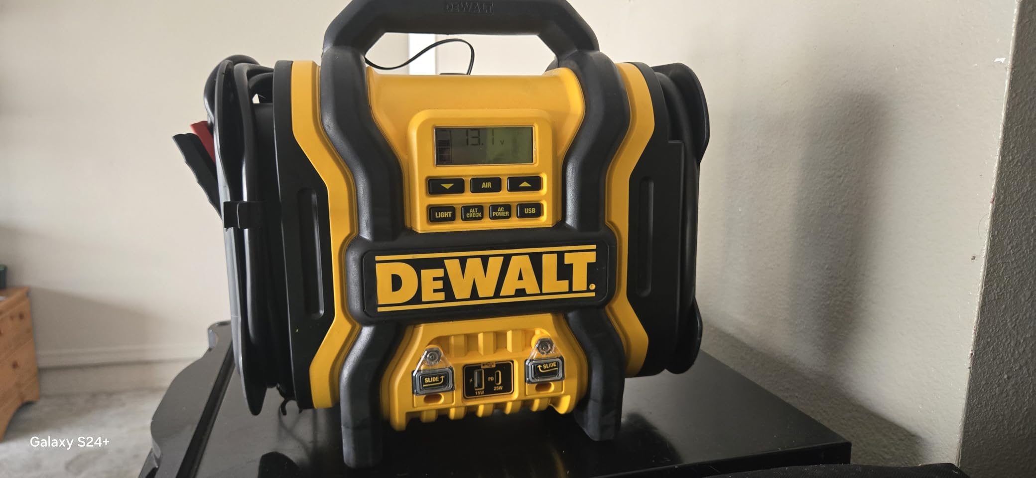 DEWALT DXAEPS14 2000 Peak Battery Amp 12V Automotive Battery Booster Jump Starter/Power Station with 120 PSI Compressor, 500W AC Power Inverter, and 15W USBa & 25W USB Ports customer photo 1
