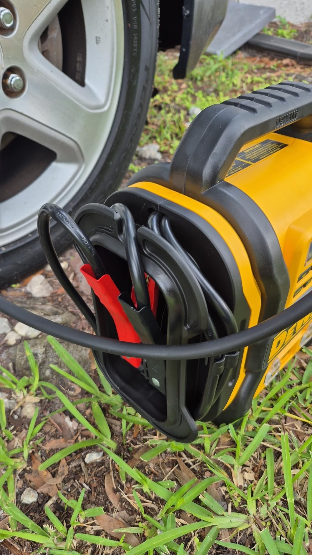 DEWALT DXAEPS14 2000 Peak Battery Amp 12V Automotive Battery Booster Jump Starter/Power Station with 120 PSI Compressor, 500W AC Power Inverter, and 15W USBa & 25W USB Ports customer photo 2