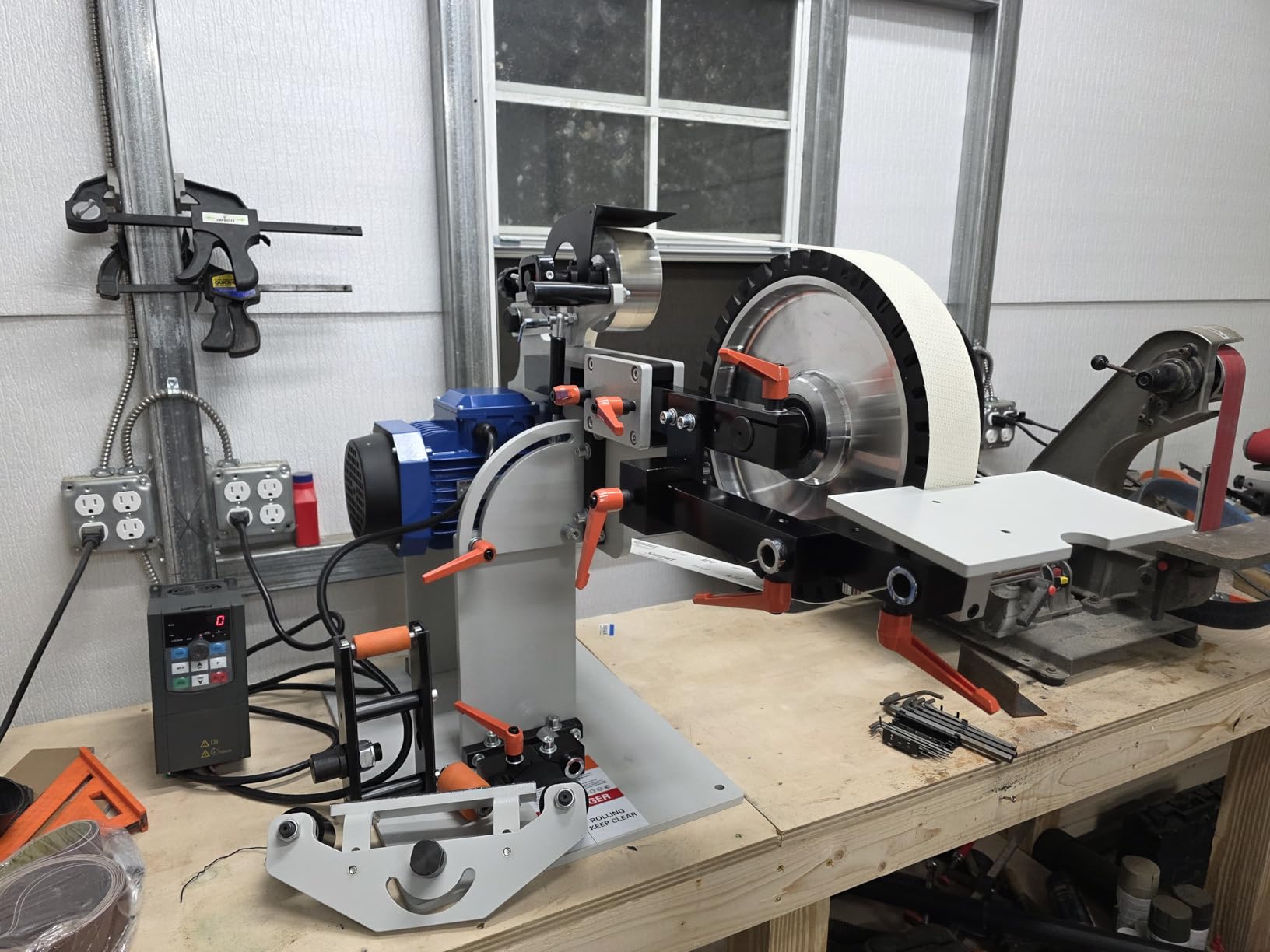 VEVOR 1500W 2HP Belt Sander Grinder, 2