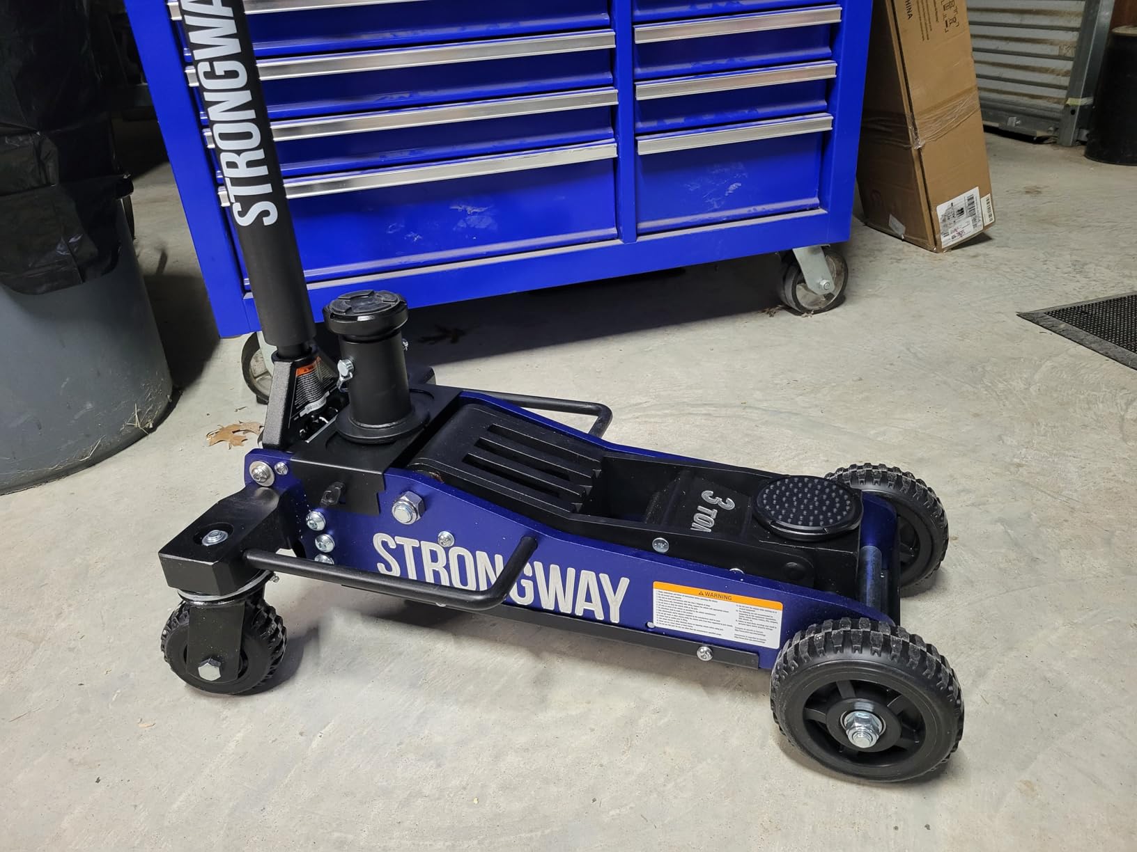 Strongway Professional Aluminum Off-Road Jack, 3 Ton 6000 Lb Capacity, 29 in. Lift Height, Steel Skid Plate, Quick-Change Saddle, 360 Degree Swivel Casters, for Trucks, SUVs, ATVs and UTVs customer photo 1