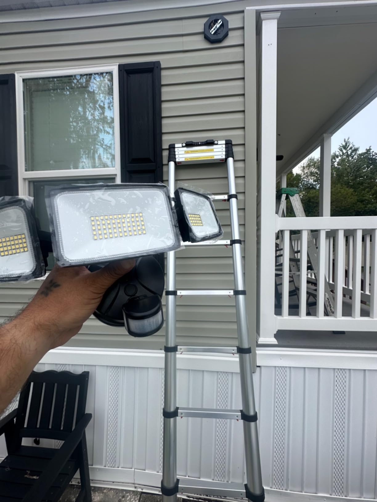 VEVOR Telescoping Ladder 10.5 FT Aluminum Extension Ladder (375 LBS Capacity, One-Button Retraction, Collapsible & Portable with Non-Slip Feet for Home, RV, Loft, ANSI Listed) customer photo 2