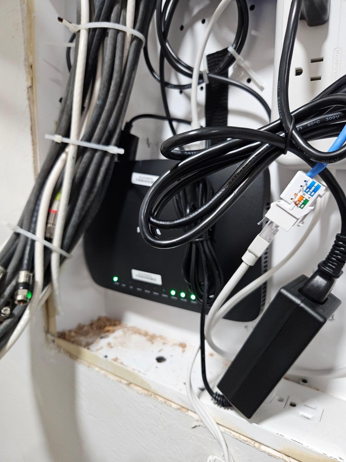 TP-Link Tri-Band AXE5400 Wi-Fi 6E Gaming Router Archer GXE75 | 6-Stream 5.4 Gbps | 1x2.5G + 4x1G Ports, USB 3.0 | Exclusive Acceleration, Gaming Port & Panel, RGB Lighting customer photo 1