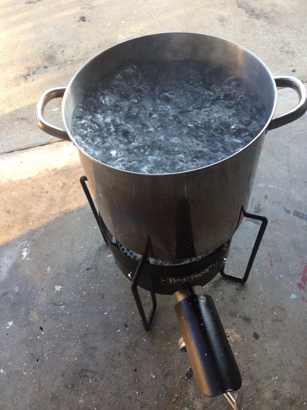 Bayou Classic Outdoor Cooker - Propane Burner for Crawfish, Crab Boil, Jambalaya Pot - 100 Qt - Metal customer photo 1