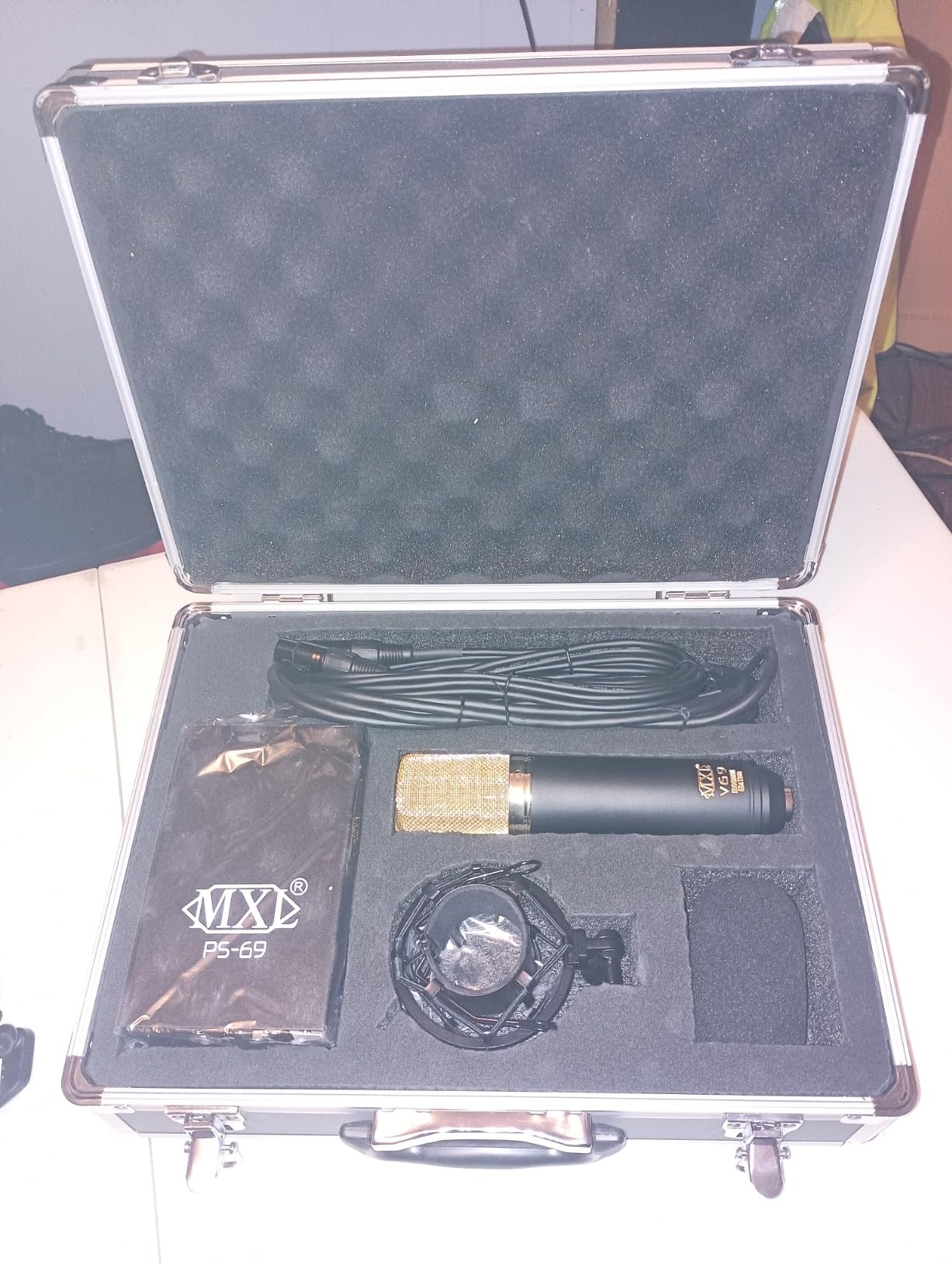 MXL Mics MXL V69M EDT MOGAMI Edition Condenser Microphone - Large Diaphragm Tube Condenser Microphone, Black w/ Gold Accents customer photo 2