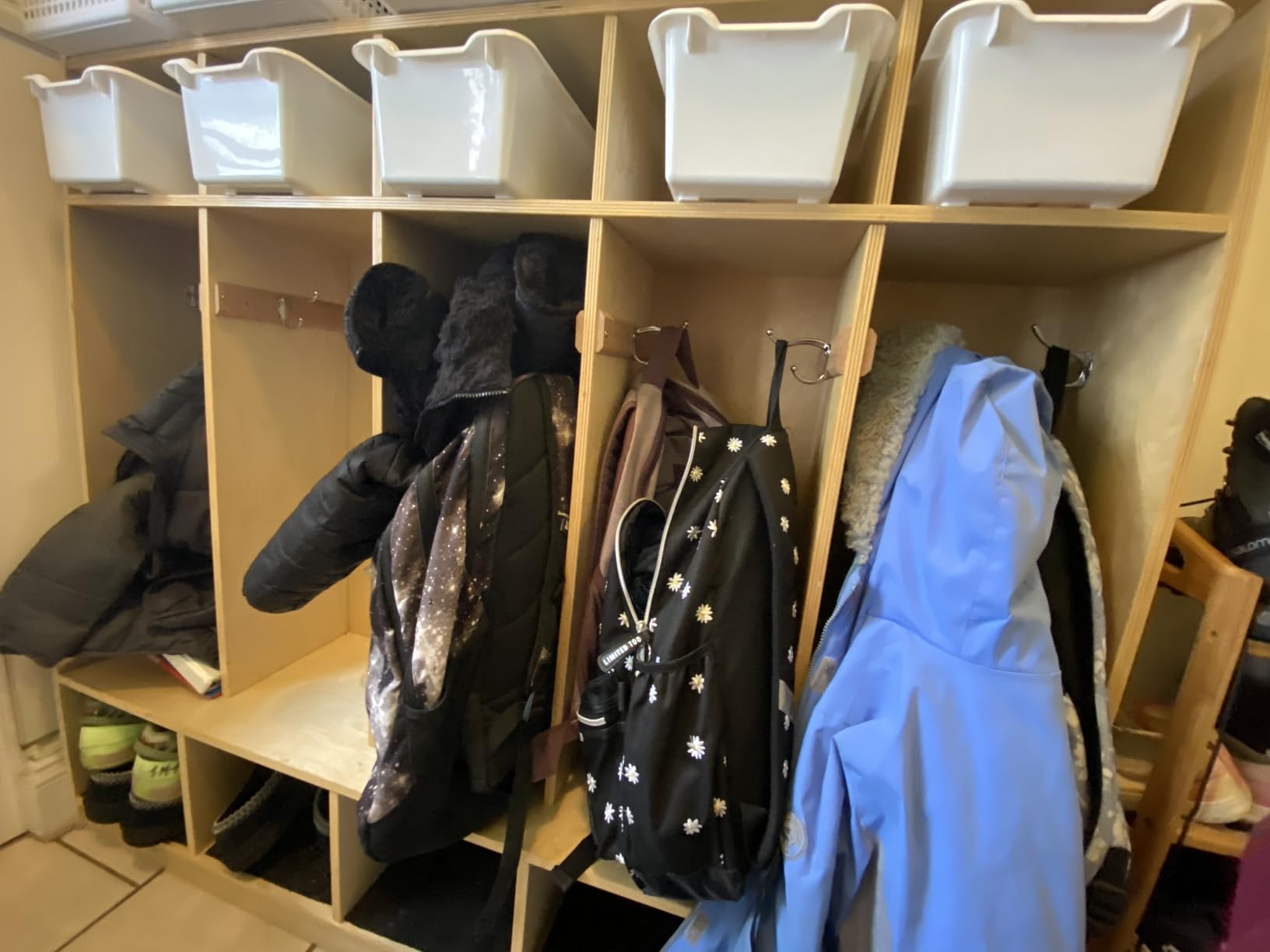 ECR4Kids 5-Section Coat Locker with Bench and Cubby Storage, Classroom Furniture, Natural customer photo 1