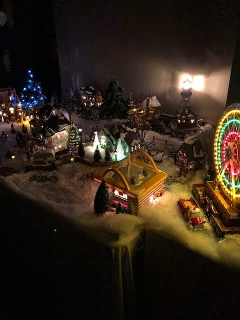 Mr. Christmas Gold Label Animated and Musical Carousel, Christmas Decoration, LED Lights, Plays 50 Songs, 8 Inch, Red customer photo 2