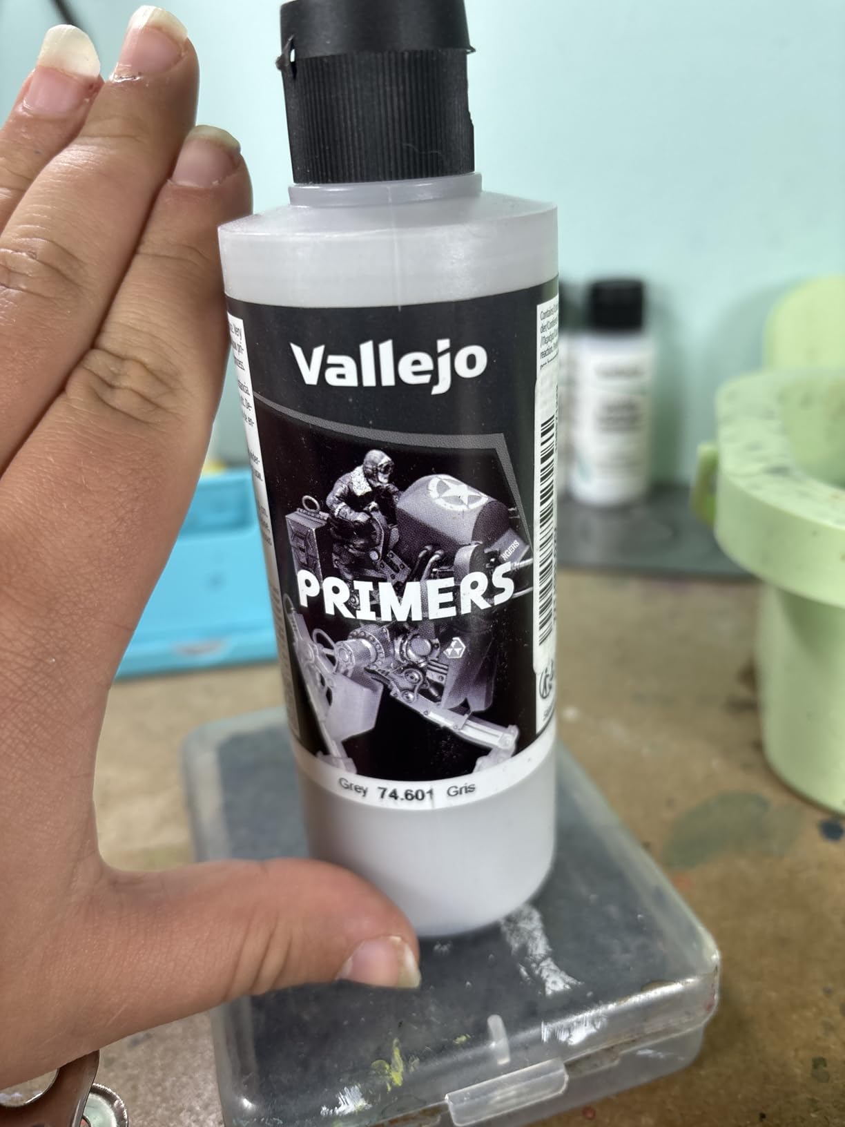 Vallejo Surface Primer Color | Grey Acrylic Primer 60 ml (2.02 fl.oz.) | Matte Finish and Fast Drying | Perfect for Airbrushing and Great Adhesion to Figurines and Scale Models customer photo 1