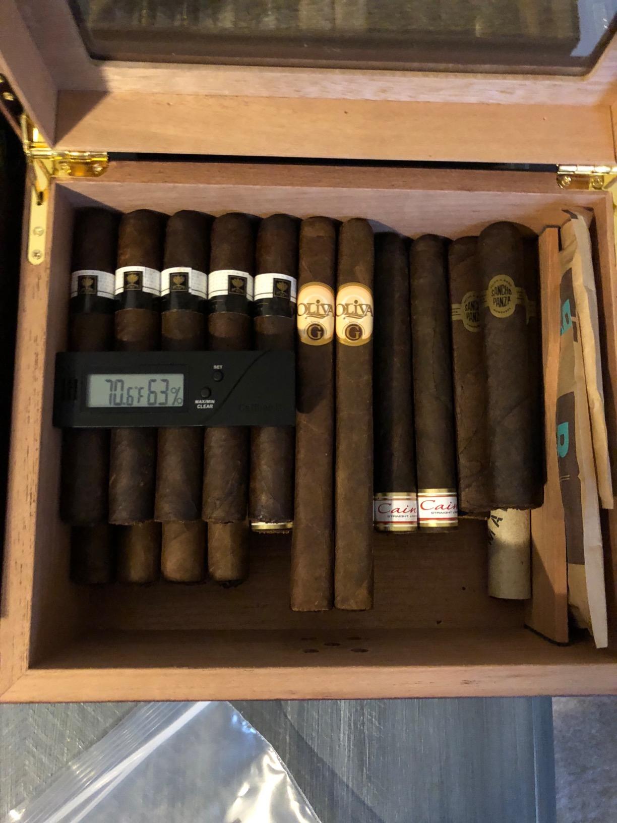 Premium Cigar Humidor for 25-50 Cigars - Elegant Humidor humidor with Hygrometer and Humidifier - Cedar Lined Cigar Box for Optimal Humidity Control (Analog) customer photo 2