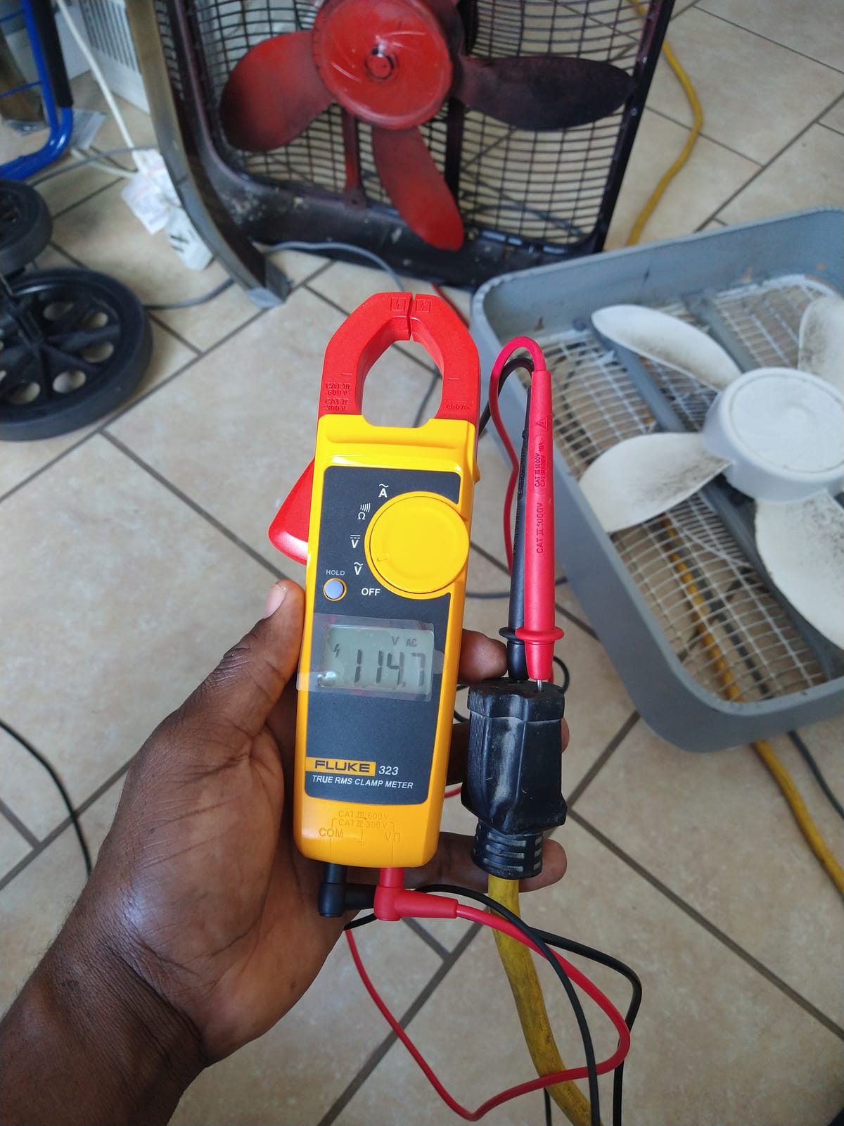 Fluke 323 Clamp Meter for Commercial/Residential Electricians, Measures AC Current to 400 A & AC/DC Voltage to 600 V, Resistance and Continuity, Includes 2 Year Warranty and Soft Carrying Case customer photo 2