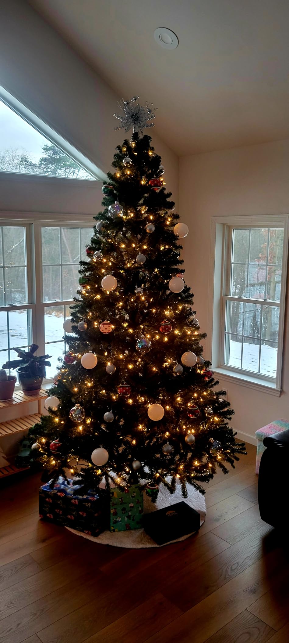 National Tree Company 9ft Unlit North Valley Spruce Christmas Tree | 2,128 Tips, Includes Stand, Artificial, Green customer photo 1