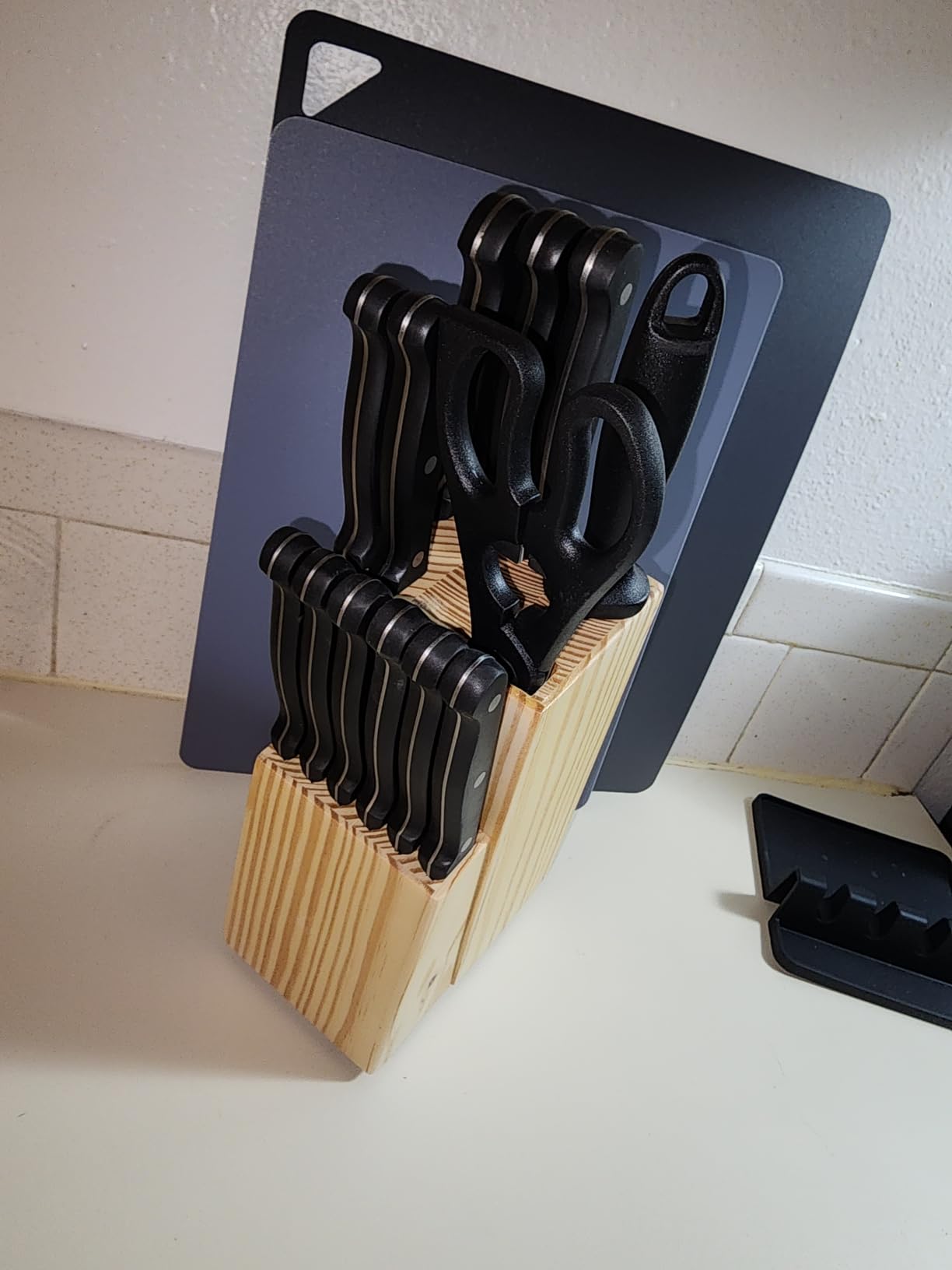 Amazon Basics 14-Piece High Carbon Stainless Steel Kitchen Knife Set with Full Tang Construction, Ergonomic Handles, Sharpener and Pinewood Block, Black customer photo 1