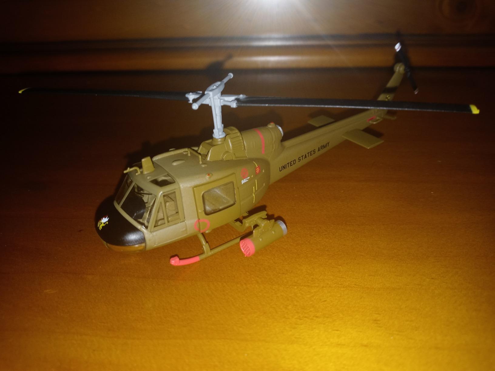 Daron Worldwide Trading Daron Postage Stamp UH-1 Huey Gunship 1:87 Vehicle customer photo 1