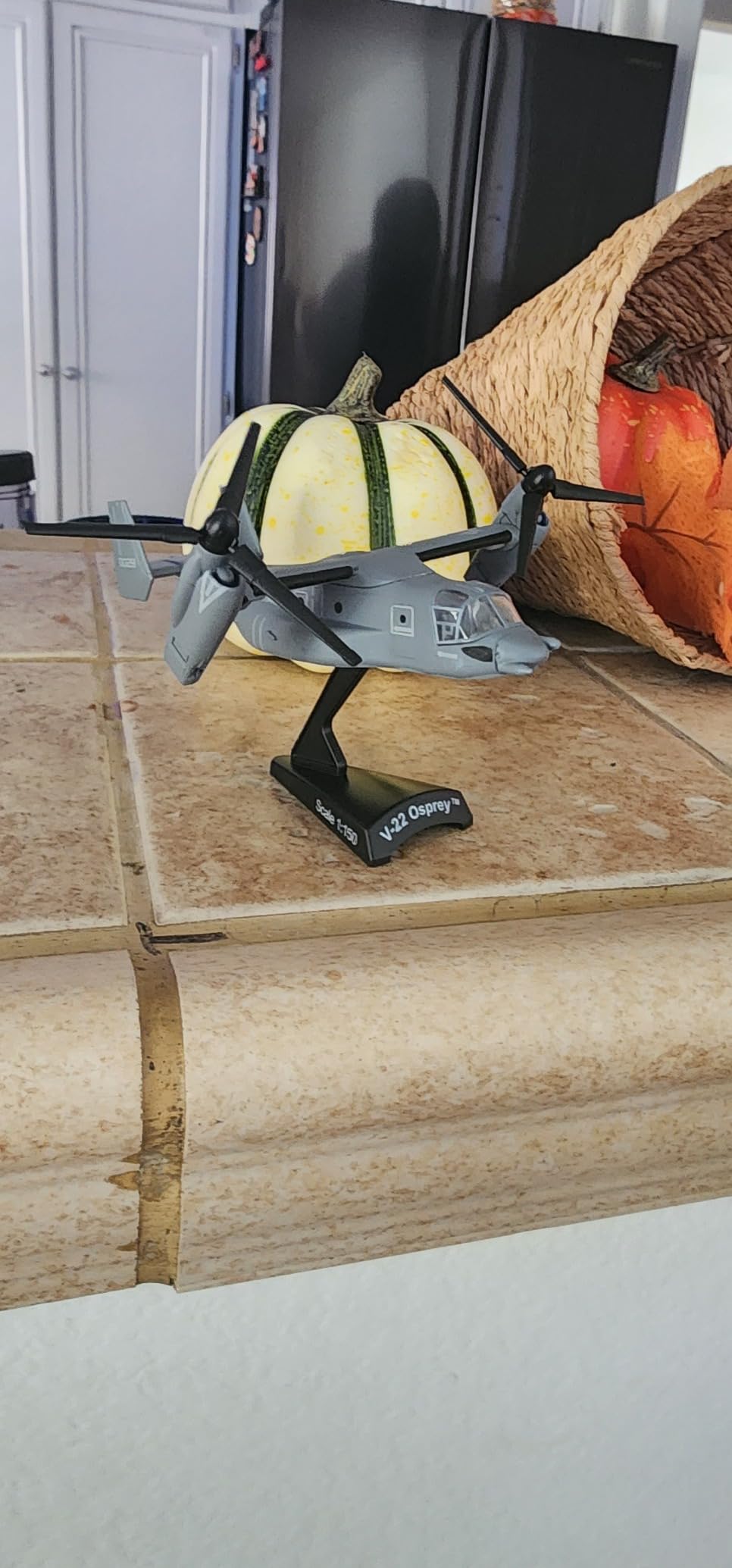 Daron Worldwide Trading V-22 Osprey Vehicle (1:150 Scale), Black customer photo 1