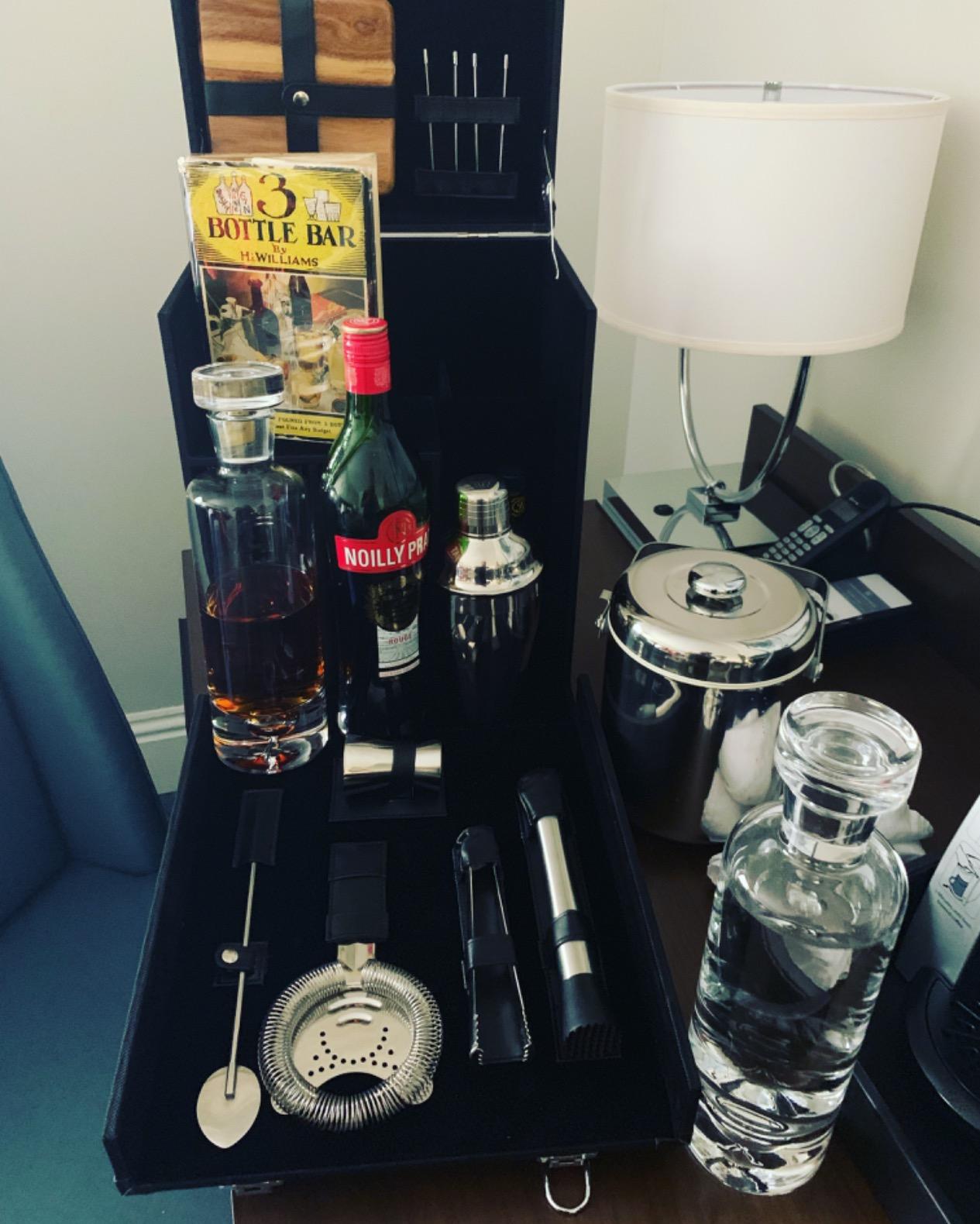 Picnic TIME Hamilton Bartender Kit, Portable Bar Case with Cocktail Shaker Set, Professional Mixology Bartender Kit Stand, Cocktail Shaker Set with Leatherette Case and Service for Four (Black) customer photo 1