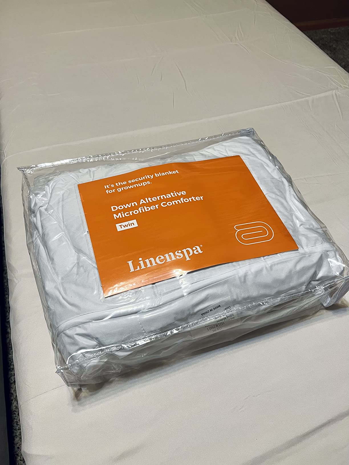 Linenspa White Down Alternative Comforter and Duvet Insert, for Queen Size Bed - All-Season Comforter with Box Stitch and 8 Duvet Loops - Bedding for Kids, Teens, and Adults customer photo 1