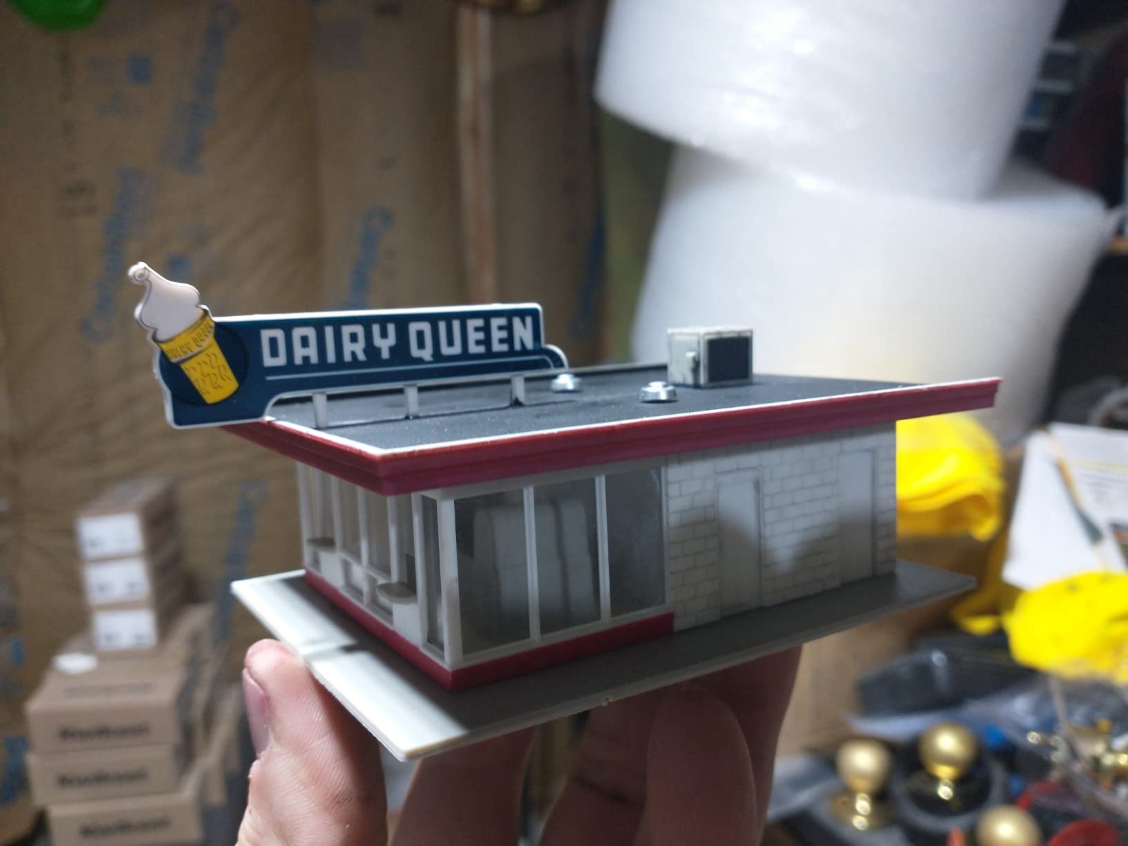 Walther Cornerstone Vintage Dairy Queen Structure Kit, HO Scale customer photo 1