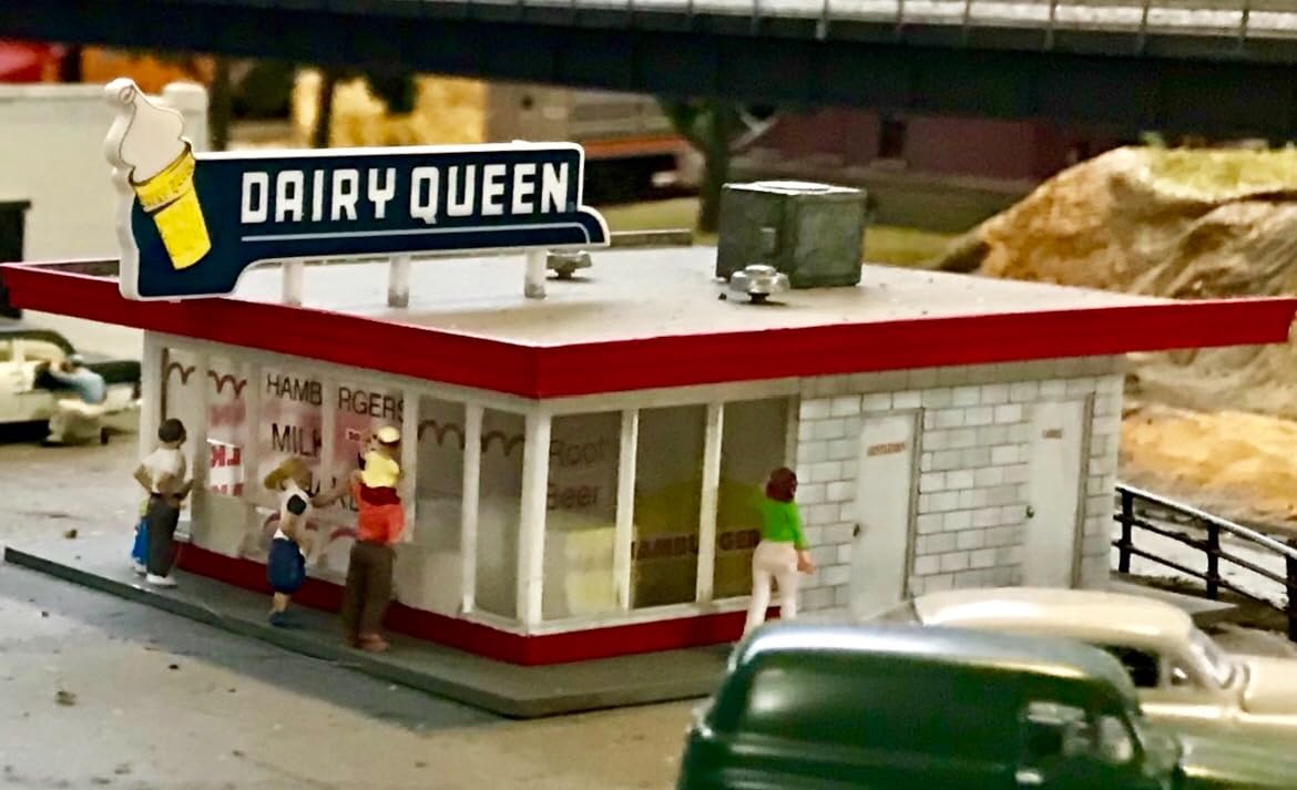 Walther Cornerstone Vintage Dairy Queen Structure Kit, HO Scale customer photo 2