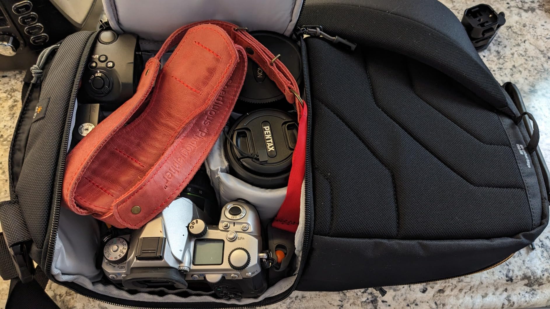 Lowepro LP36899PWW Slingshot Edge 250 AW - A Secure, Slim, Smart and Protective Sling for a Compact DSLR or DJI Mavic Pro/Mavic Pro Platinum, Black, 9.06 x 4.72 x 8.27 in customer photo 1